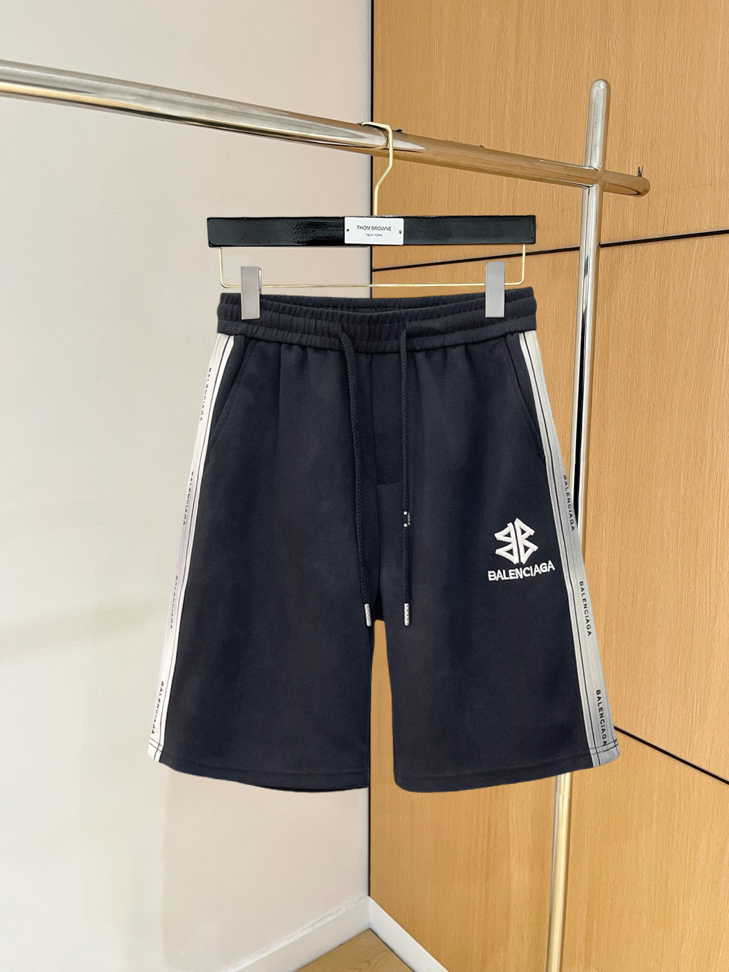 NO:846722,Balenciaga 2026 summer new original counter casual shorts, luxury classic brand original LOGO accessories, counter best-selling style. Very comfortable to wear, low-key yet luxurious, very classy to wear. Needless to say the trousers style and tailoring. The upper body is exquisite and high-end, first-class and top-quality materials. Really palace-level casual pants. The cotton of Turkey is selected for its outstanding quality. After heavy washing, the pants are very soft!  Don't be picky. The upper body is absolutely stylish and extremely luxurious. Please state your height and weight when ordering sizes M-3XL.,,balenciaga,shorts,19860909巴黎世家 2026夏季新款原单专柜休闲短裤,奢华经典品牌原版LOGO配饰 专柜热销款 身穿着非常舒适 低调不失奢华 穿出去非常有档次 裤型款式和裁剪亦无需多言 上身精致跃然高档一等一顶级质料 真正殿堂级的休闲裤 选用土耳其的棉花品质卓然,经过重水洗使得裤子很柔软！不挑人 上身绝对的有型 极度奢华. 尺码M-3XL下单报身高体重.,,balenciaga,shorts,,Men's clothing