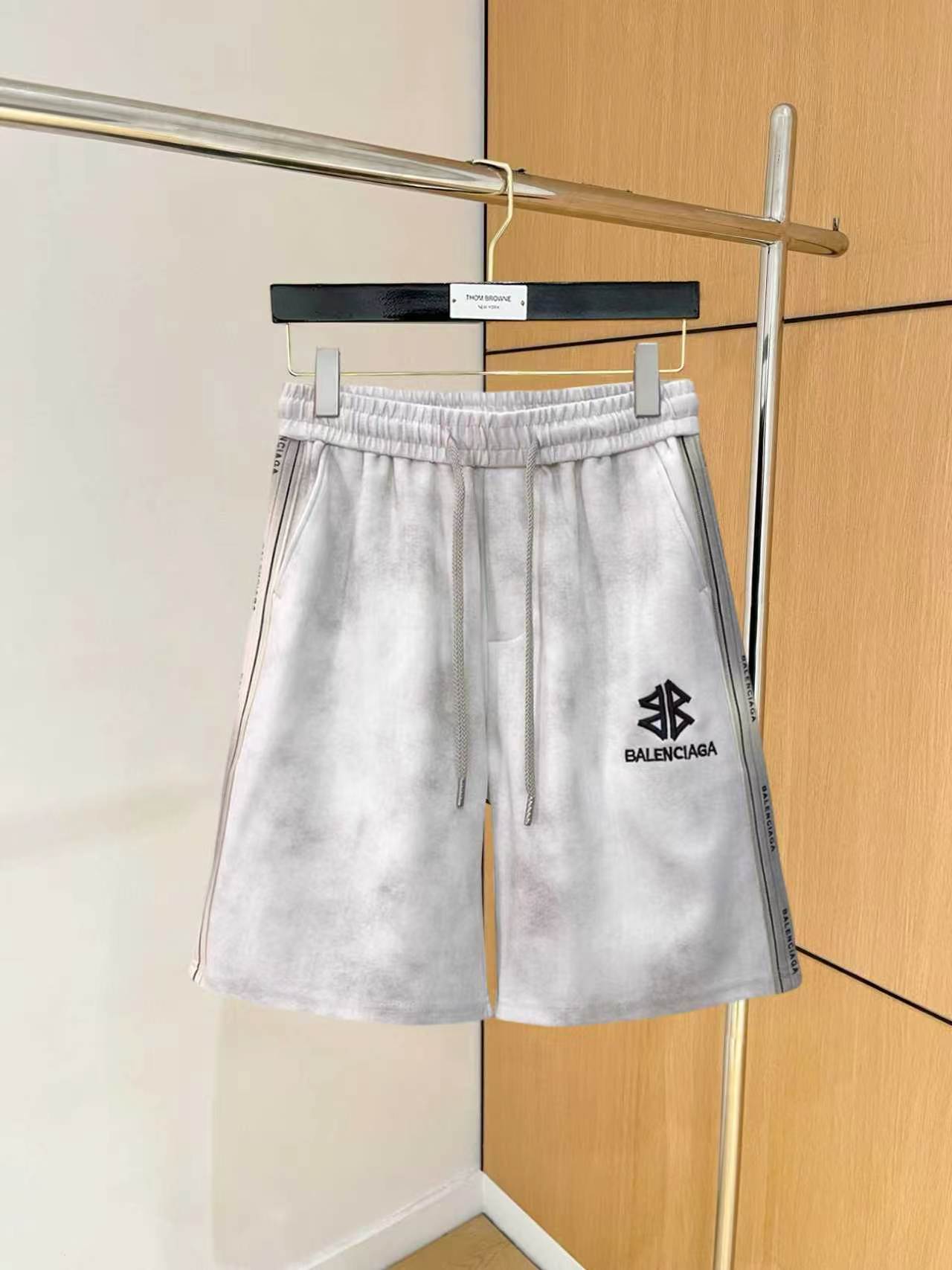 NO:846726,Balenciaga 2026 summer new original counter casual shorts, luxury classic brand original LOGO accessories, counter best-selling style. Very comfortable to wear, low-key yet luxurious, very classy to wear. Needless to say the trousers style and tailoring. The upper body is exquisite and high-end, first-class and top-quality materials. Really palace-level casual pants. The cotton of Turkey is selected for its outstanding quality. After heavy washing, the pants are very soft!  Don't be picky. The upper body is absolutely stylish and extremely luxurious. Please state your height and weight when ordering sizes M-3XL.,,balenciaga,shorts,19860909巴黎世家 2026夏季新款原单专柜休闲短裤,奢华经典品牌原版LOGO配饰 专柜热销款 身穿着非常舒适 低调不失奢华 穿出去非常有档次 裤型款式和裁剪亦无需多言 上身精致跃然高档一等一顶级质料 真正殿堂级的休闲裤 选用土耳其的棉花品质卓然,经过重水洗使得裤子很柔软！不挑人 上身绝对的有型 极度奢华. 尺码M-3XL下单报身高体重.,,balenciaga,shorts,,Men's clothing