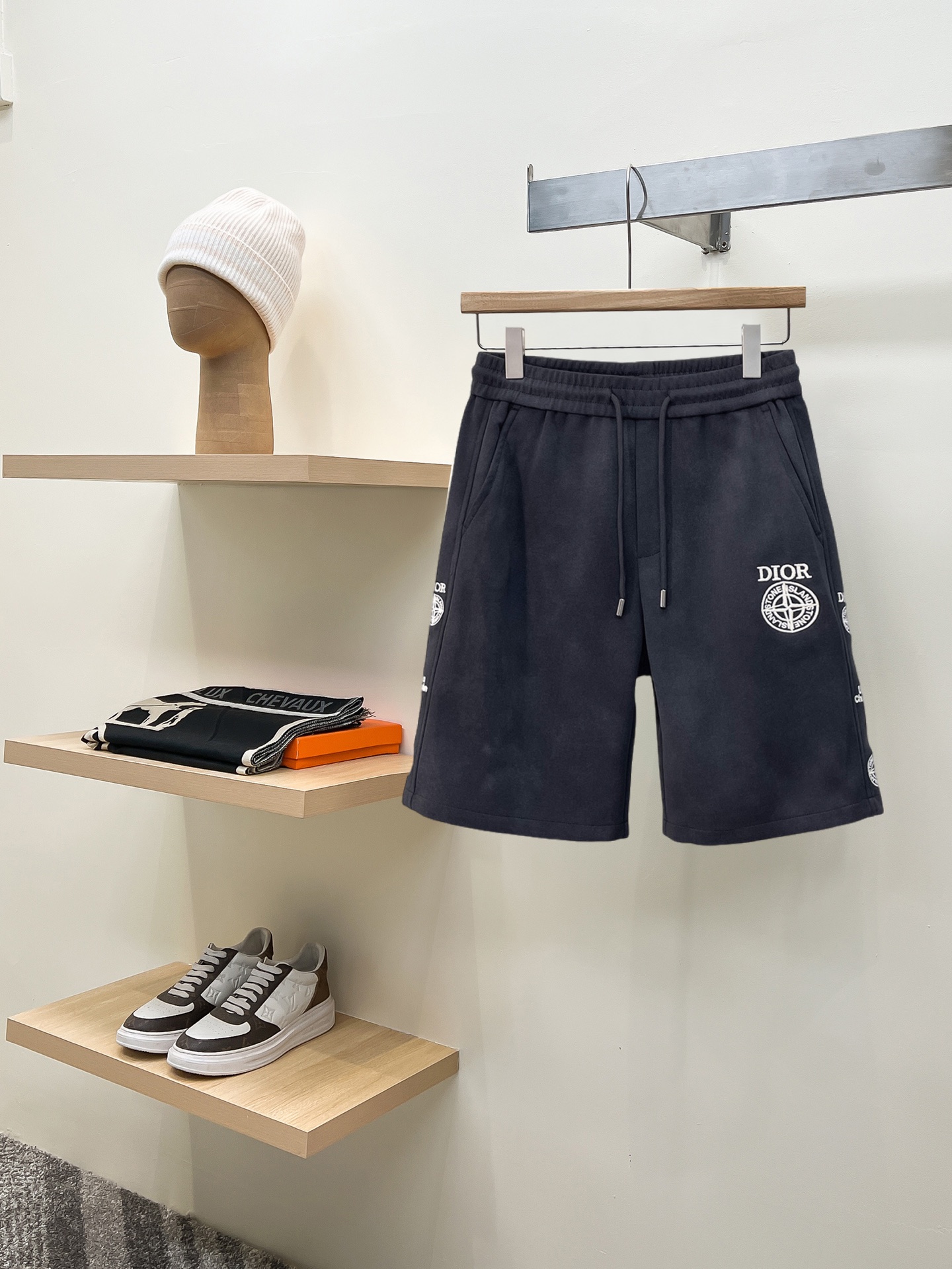 NO:775182,Dior 2026ss summer new original counter casual shorts, luxury classic brand original LOGO accessories, counter best-selling model. Very comfortable to wear, low-key yet luxurious, very classy to wear. Needless to say the trousers style and tailoring. The upper body is exquisite and high-end, first-class and top-quality materials. Really palace-level casual pants. The cotton of Turkey is of outstanding quality. After heavy washing, the pants are very soft!  Don't be picky. The upper body is absolutely stylish and extremely luxurious. Please state your height and weight when placing an order for sizes M-3XL.,,dior,shorts,19860909迪奥 2026ss夏季新款原单专柜休闲短裤,奢华经典品牌原版LOGO配饰 专柜热销款 身穿着非常舒适 低调不失奢华 穿出去非常有档次 裤型款式和裁剪亦无需多言 上身精致跃然高档一等一顶级质料 真正殿堂级的休闲裤 选用土耳其的棉花品质卓然,经过重水洗使得裤子很柔软！不挑人 上身绝对的有型 极度奢华. 尺码M-3XL下单报身高体重.,,dior,shorts,,Men's clothing