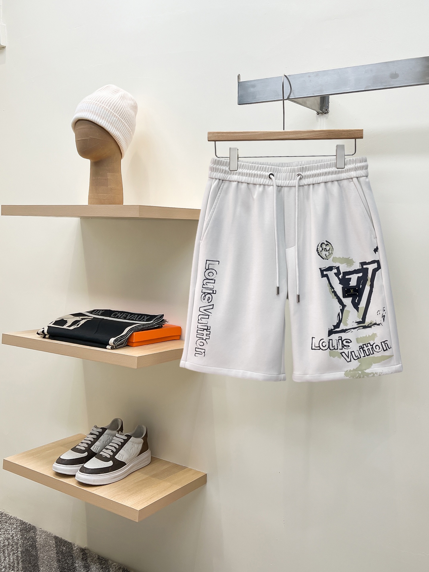 NO:775188,LV 2026ss summer new original counter casual shorts, luxury classic brand original LOGO accessories, counter best-selling model, very comfortable to wear, low-key yet luxurious, very classy to wear. Needless to say the trousers style and tailoring, the upper body is exquisite and high-end, first-class and top-quality materials. Really palace-level casual pants. The cotton of Turkey is selected for its outstanding quality. After heavy washing, the pants are very soft!  Don't be picky. The upper body is absolutely stylish and extremely luxurious. Please quote your height and weight when ordering sizes M-3XL.,,louis vuitton,shorts,19860909LV 2026ss夏季新款原单专柜休闲短裤,奢华经典品牌原版LOGO配饰 专柜热销款 身穿着非常舒适 低调不失奢华 穿出去非常有档次 裤型款式和裁剪亦无需多言 上身精致跃然高档一等一顶级质料 真正殿堂级的休闲裤 选用土耳其的棉花品质卓然,经过重水洗使得裤子很柔软！不挑人 上身绝对的有型 极度奢华. 尺码M-3XL下单报身高体重.,,louis vuitton,shorts,,Men's clothing