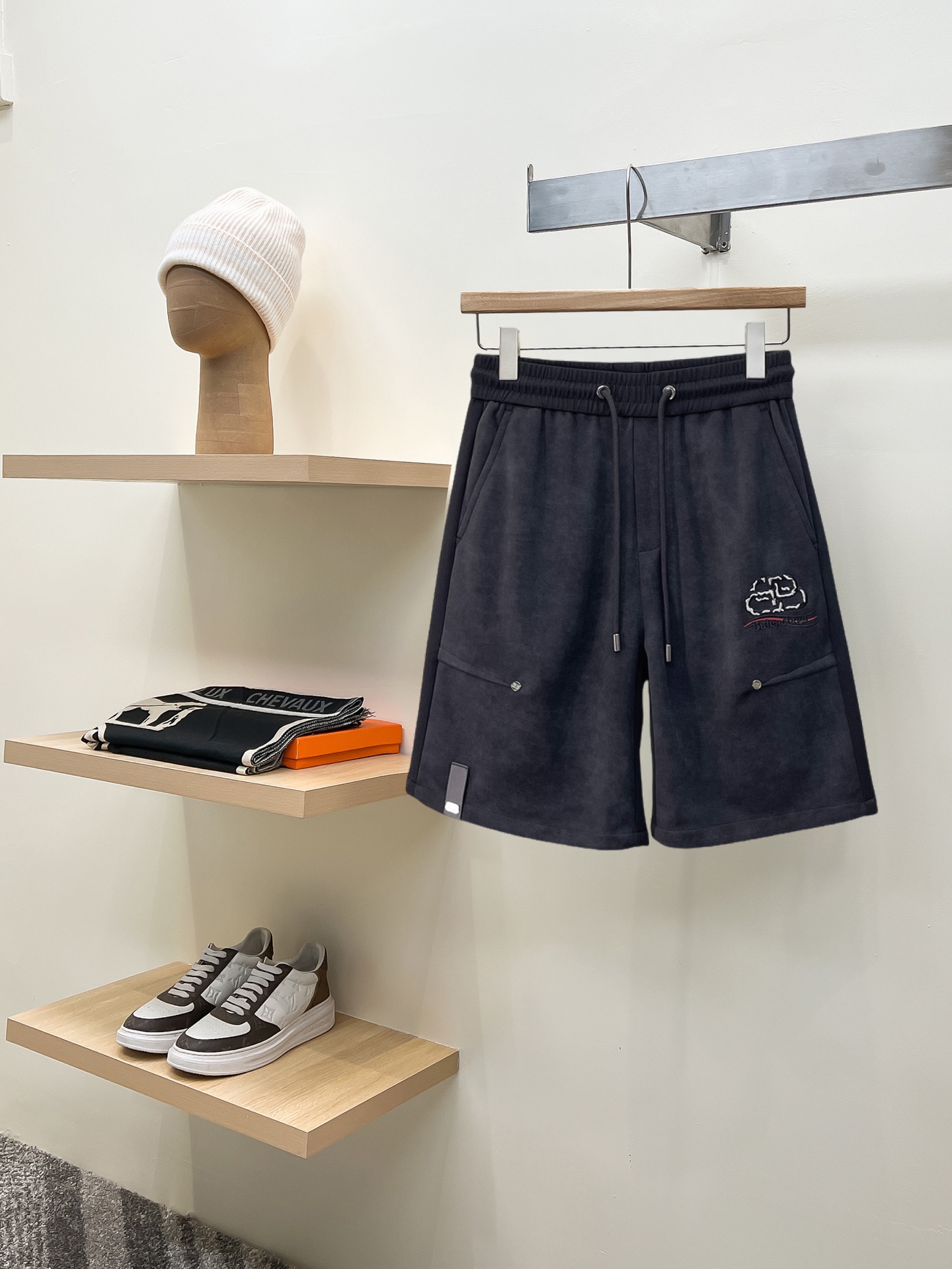 NO:775194,Balenciaga 2026ss summer new original counter casual shorts, luxury classic brand original LOGO accessories, counter best-selling style, very comfortable to wear, low-key yet luxurious, very classy to wear. Needless to say, the trousers style and tailoring. The upper body is exquisite and high-end, first-class and top-quality materials. Really palace-level casual pants. The cotton of Turkey is of outstanding quality. After heavy washing, the pants are very soft!  Don't be picky. The upper body is absolutely stylish and extremely luxurious. Please state your height and weight when ordering sizes M-3XL.,,balenciaga,shorts,19860909巴黎世家 2026ss夏季新款原单专柜休闲短裤,奢华经典品牌原版LOGO配饰 专柜热销款 身穿着非常舒适 低调不失奢华 穿出去非常有档次 裤型款式和裁剪亦无需多言 上身精致跃然高档一等一顶级质料 真正殿堂级的休闲裤 选用土耳其的棉花品质卓然,经过重水洗使得裤子很柔软！不挑人 上身绝对的有型 极度奢华. 尺码M-3XL下单报身高体重.,,balenciaga,shorts,,Men's clothing