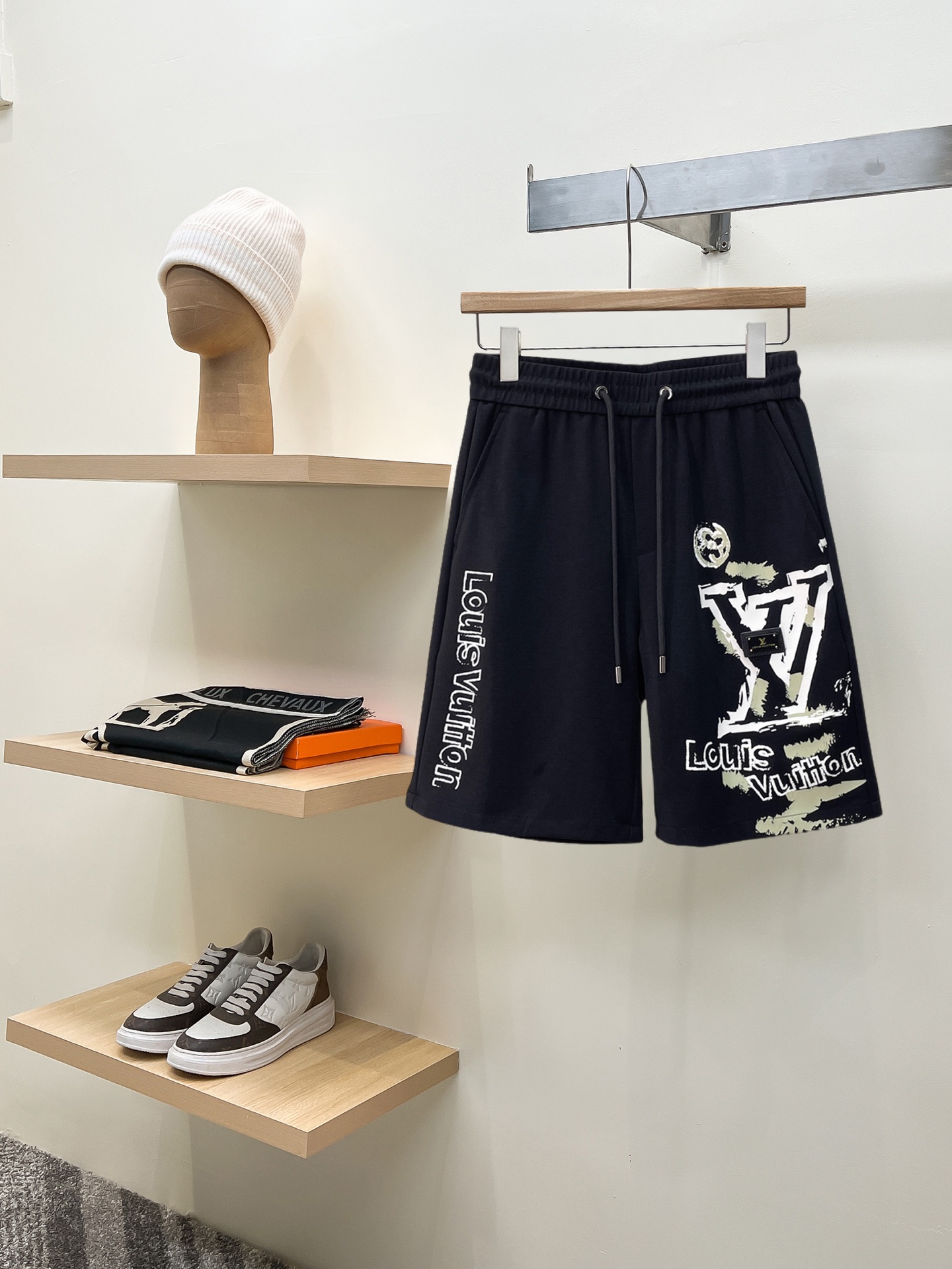 NO:775199,LV 2026ss summer new original counter casual shorts, luxury classic brand original LOGO accessories, counter best-selling model, very comfortable to wear, low-key yet luxurious, very classy to wear. Needless to say the trousers style and tailoring, the upper body is exquisite and high-end, first-class and top-quality materials. Really palace-level casual pants. The cotton of Turkey is selected for its outstanding quality. After heavy washing, the pants are very soft!  Don't be picky. The upper body is absolutely stylish and extremely luxurious. Please quote your height and weight when ordering sizes M-3XL.,,louis vuitton,shorts,19860909LV 2026ss夏季新款原单专柜休闲短裤,奢华经典品牌原版LOGO配饰 专柜热销款 身穿着非常舒适 低调不失奢华 穿出去非常有档次 裤型款式和裁剪亦无需多言 上身精致跃然高档一等一顶级质料 真正殿堂级的休闲裤 选用土耳其的棉花品质卓然,经过重水洗使得裤子很柔软！不挑人 上身绝对的有型 极度奢华. 尺码M-3XL下单报身高体重.,,louis vuitton,shorts,,Men's clothing
