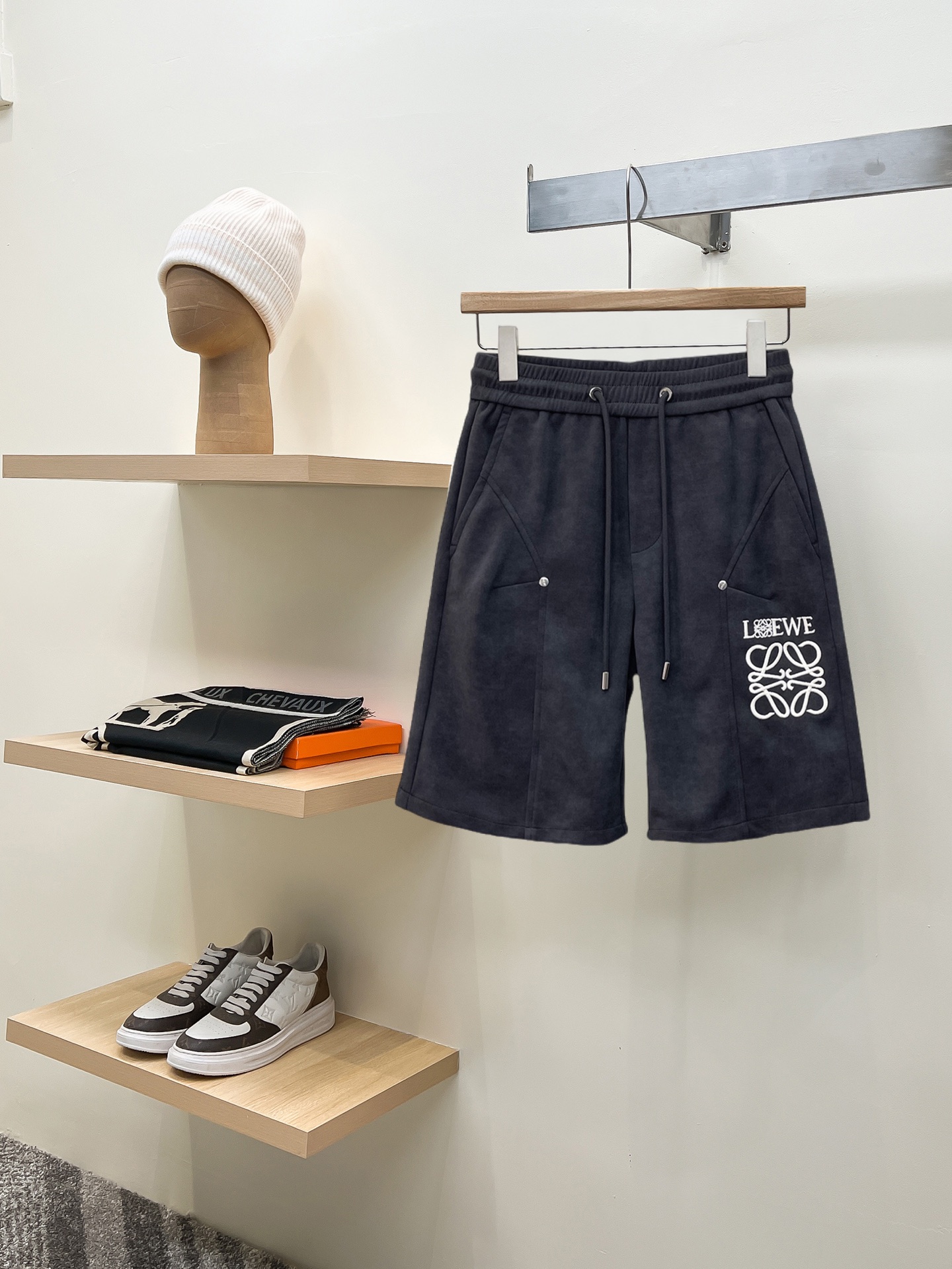 NO:775165,Loewe 2026ss summer new original counter casual shorts, luxury classic brand original LOGO accessories, counter best-selling model, very comfortable to wear, low-key yet luxurious, very classy to wear. Needless to say, the trousers style and tailoring. The upper body is exquisite and high-end, first-class and top-quality materials. Really palace-level casual trousers. The cotton of Turkey is of outstanding quality. After heavy washing, the pants are very soft!  Don't be picky, the upper body is absolutely stylish and extremely luxurious. Please quote your height and weight when ordering sizes M-3XL.,,loewe,shorts,19860909罗意威 2026ss夏季新款原单专柜休闲短裤,奢华经典品牌原版LOGO配饰 专柜热销款 身穿着非常舒适 低调不失奢华 穿出去非常有档次 裤型款式和裁剪亦无需多言 上身精致跃然高档一等一顶级质料 真正殿堂级的休闲裤 选用土耳其的棉花品质卓然,经过重水洗使得裤子很柔软！不挑人 上身绝对的有型 极度奢华. 尺码M-3XL下单报身高体重.,,loewe,shorts,,Men's clothing