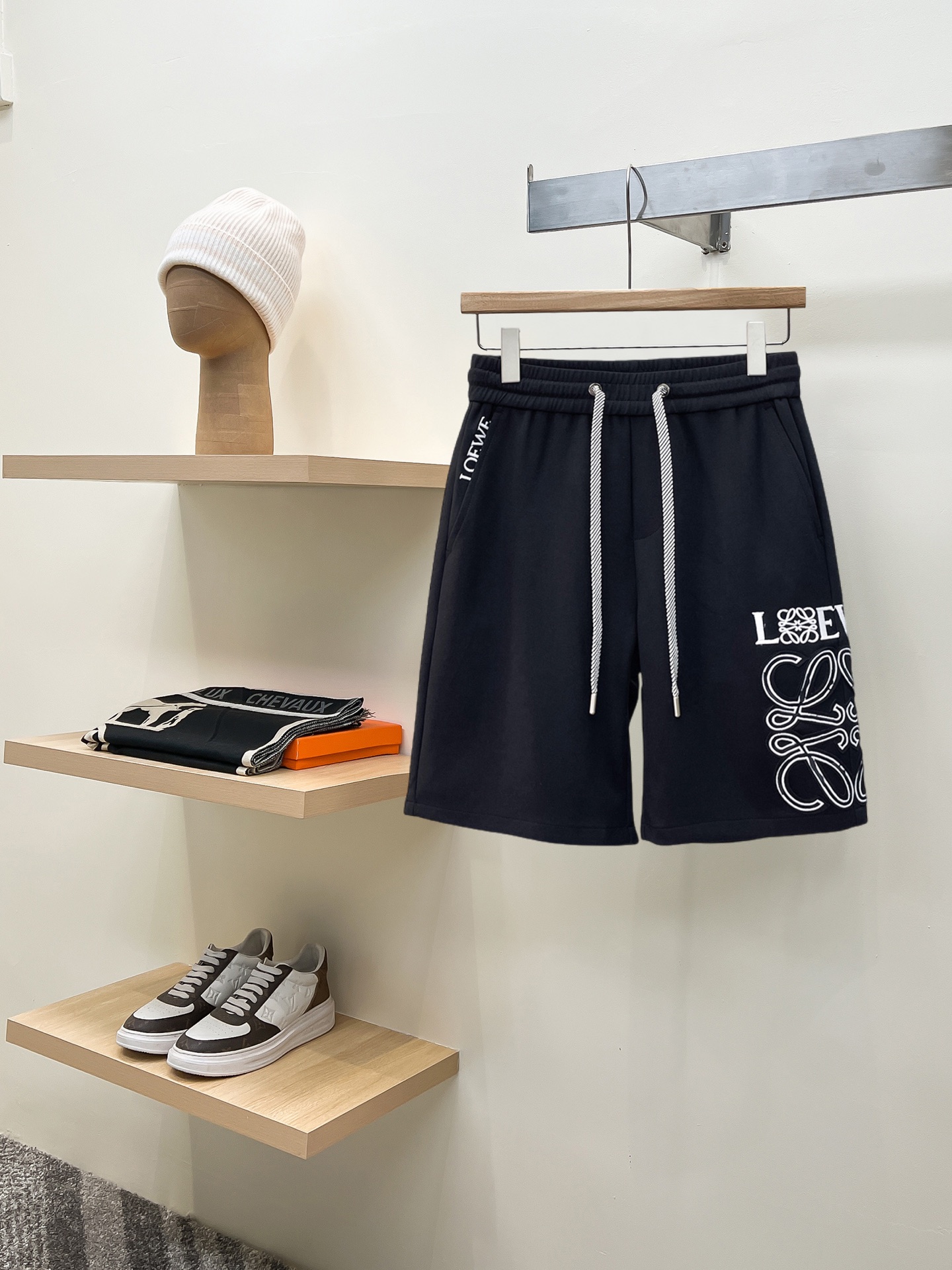 NO:775153,Loewe 2026ss summer new original counter casual shorts, luxury classic brand original LOGO accessories, counter best-selling model, very comfortable to wear, low-key yet luxurious, very classy to wear. Needless to say, the trousers style and tailoring. The upper body is exquisite and high-end, first-class and top-quality materials. Really palace-level casual trousers. The cotton of Turkey is of outstanding quality. After heavy washing, the pants are very soft!  Don't be picky, the upper body is absolutely stylish and extremely luxurious. Please quote your height and weight when ordering sizes M-3XL.,,loewe,shorts,19860909罗意威 2026ss夏季新款原单专柜休闲短裤,奢华经典品牌原版LOGO配饰 专柜热销款 身穿着非常舒适 低调不失奢华 穿出去非常有档次 裤型款式和裁剪亦无需多言 上身精致跃然高档一等一顶级质料 真正殿堂级的休闲裤 选用土耳其的棉花品质卓然,经过重水洗使得裤子很柔软！不挑人 上身绝对的有型 极度奢华. 尺码M-3XL下单报身高体重.,,loewe,shorts,,Men's clothing