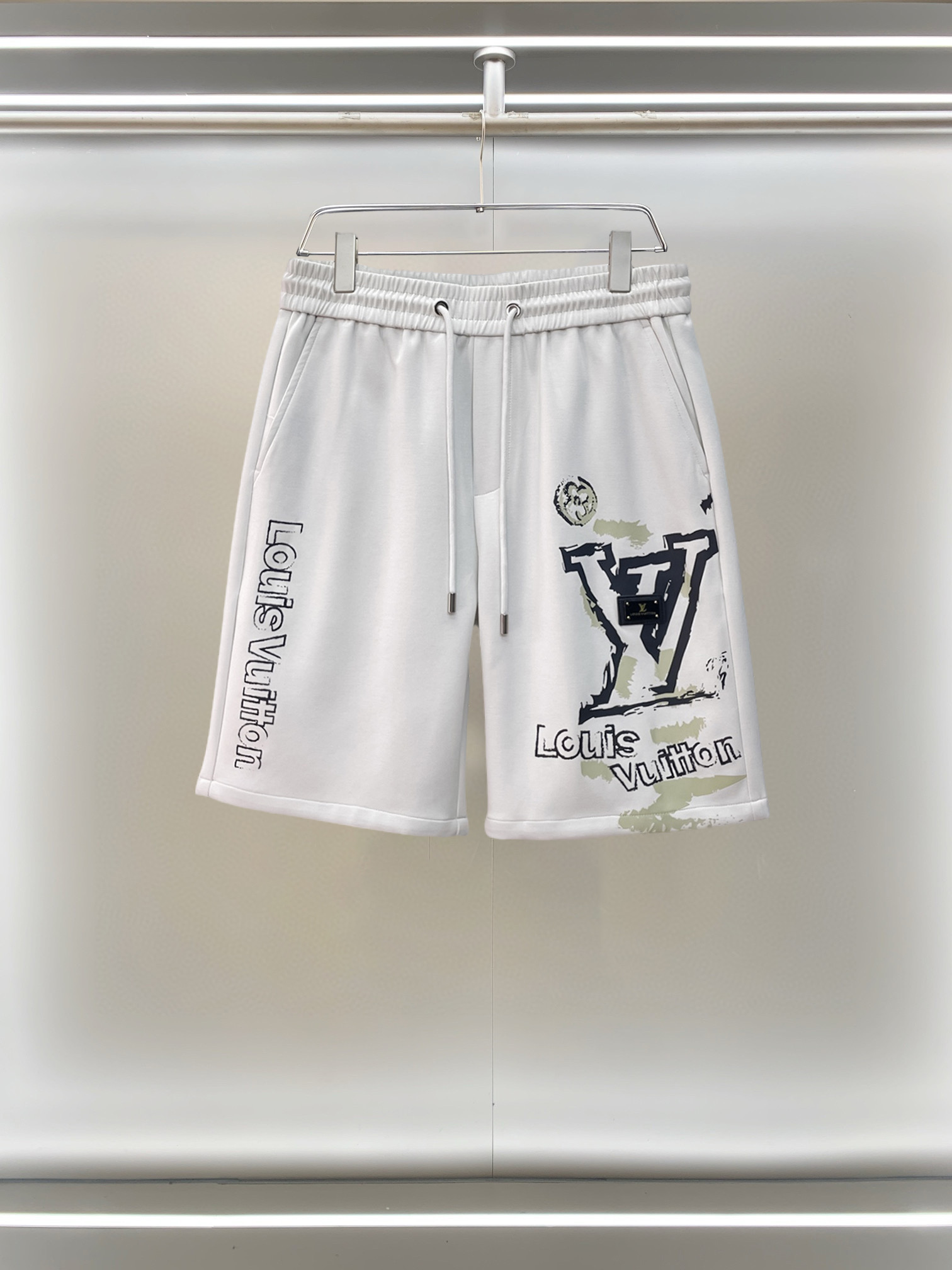 NO:777566,LV 2026ss summer new original counter casual shorts, luxury classic brand original LOGO accessories, counter best-selling model, very comfortable to wear, low-key yet luxurious, very classy to wear. Needless to say the trousers style and tailoring, the upper body is exquisite and high-end, first-class and top-quality materials. Really palace-level casual pants. The cotton of Turkey is selected for its outstanding quality. After heavy washing, the pants are very soft!  Don't be picky. The upper body is absolutely stylish and extremely luxurious. Please quote your height and weight when ordering sizes M-3XL.,,louis vuitton,shorts,19860909LV 2026ss夏季新款原单专柜休闲短裤,奢华经典品牌原版LOGO配饰 专柜热销款 身穿着非常舒适 低调不失奢华 穿出去非常有档次 裤型款式和裁剪亦无需多言 上身精致跃然高档一等一顶级质料 真正殿堂级的休闲裤 选用土耳其的棉花品质卓然,经过重水洗使得裤子很柔软！不挑人 上身绝对的有型 极度奢华. 尺码M-3XL下单报身高体重.,,louis vuitton,shorts,,Men's clothing