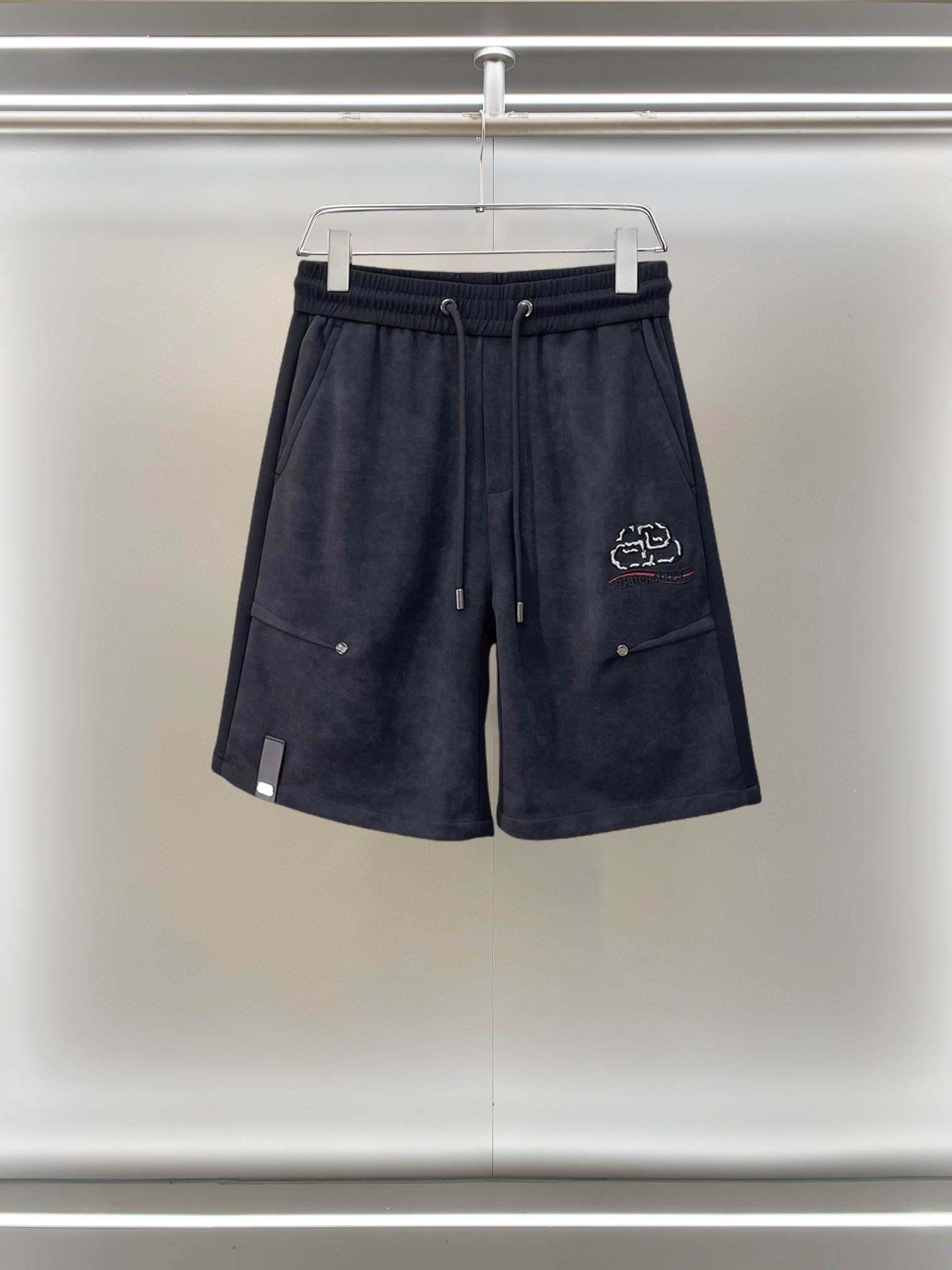 NO:777572,Balenciaga 2026ss summer new original counter casual shorts, luxury classic brand original LOGO accessories, counter best-selling style, very comfortable to wear, low-key yet luxurious, very classy to wear. Needless to say, the trousers style and tailoring. The upper body is exquisite and high-end, first-class and top-quality materials. Really palace-level casual pants. The cotton of Turkey is of outstanding quality. After heavy washing, the pants are very soft!  Don't be picky. The upper body is absolutely stylish and extremely luxurious. Please state your height and weight when ordering sizes M-3XL.,,balenciaga,shorts,19860909巴黎世家 2026ss夏季新款原单专柜休闲短裤,奢华经典品牌原版LOGO配饰 专柜热销款 身穿着非常舒适 低调不失奢华 穿出去非常有档次 裤型款式和裁剪亦无需多言 上身精致跃然高档一等一顶级质料 真正殿堂级的休闲裤 选用土耳其的棉花品质卓然,经过重水洗使得裤子很柔软！不挑人 上身绝对的有型 极度奢华. 尺码M-3XL下单报身高体重.,,balenciaga,shorts,,Men's clothing