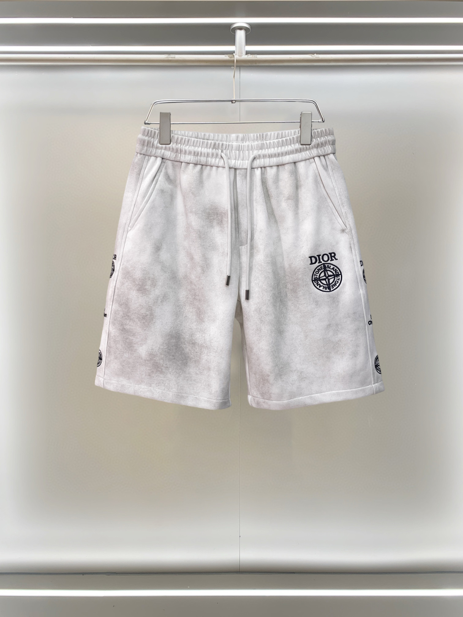 NO:777589,Dior 2026ss summer new original counter casual shorts, luxury classic brand original LOGO accessories, counter best-selling model. Very comfortable to wear, low-key yet luxurious, very classy to wear. Needless to say the trousers style and tailoring. The upper body is exquisite and high-end, first-class and top-quality materials. Really palace-level casual pants. The cotton of Turkey is of outstanding quality. After heavy washing, the pants are very soft!  Don't be picky. The upper body is absolutely stylish and extremely luxurious. Please state your height and weight when placing an order for sizes M-3XL.,,dior,shorts,19860909迪奥 2026ss夏季新款原单专柜休闲短裤,奢华经典品牌原版LOGO配饰 专柜热销款 身穿着非常舒适 低调不失奢华 穿出去非常有档次 裤型款式和裁剪亦无需多言 上身精致跃然高档一等一顶级质料 真正殿堂级的休闲裤 选用土耳其的棉花品质卓然,经过重水洗使得裤子很柔软！不挑人 上身绝对的有型 极度奢华. 尺码M-3XL下单报身高体重.,,dior,shorts,,Men's clothing