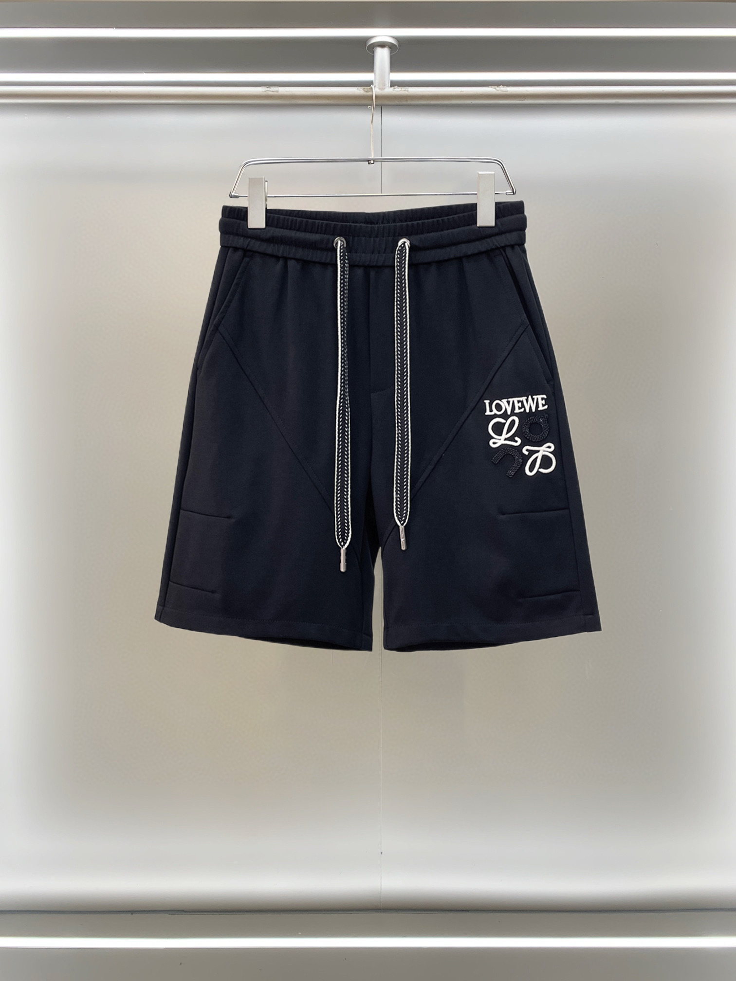 NO:777595,Loewe 2026ss summer new original counter casual shorts, luxury classic brand original LOGO accessories, counter best-selling model, very comfortable to wear, low-key yet luxurious, very classy to wear. Needless to say, the trousers style and tailoring. The upper body is exquisite and high-end, first-class and top-quality materials. Really palace-level casual trousers. The cotton of Turkey is of outstanding quality. After heavy washing, the pants are very soft!  Don't be picky, the upper body is absolutely stylish and extremely luxurious. Please quote your height and weight when ordering sizes M-3XL.,,loewe,shorts,19860909罗意威 2026ss夏季新款原单专柜休闲短裤,奢华经典品牌原版LOGO配饰 专柜热销款 身穿着非常舒适 低调不失奢华 穿出去非常有档次 裤型款式和裁剪亦无需多言 上身精致跃然高档一等一顶级质料 真正殿堂级的休闲裤 选用土耳其的棉花品质卓然,经过重水洗使得裤子很柔软！不挑人 上身绝对的有型 极度奢华. 尺码M-3XL下单报身高体重.,,loewe,shorts,,Men's clothing