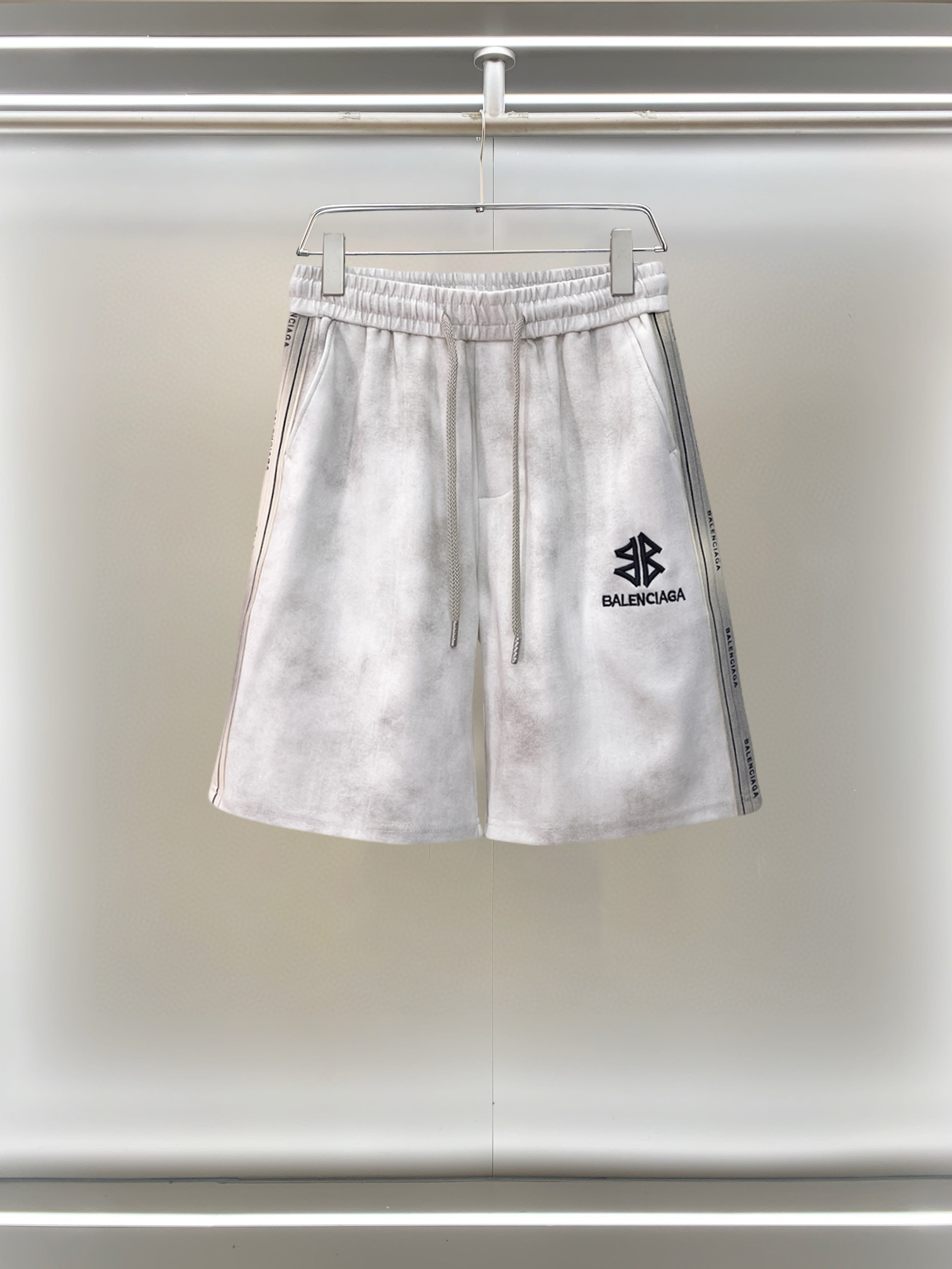 NO:777601,Balenciaga 2026ss summer new original counter casual shorts, luxury classic brand original LOGO accessories, counter best-selling style, very comfortable to wear, low-key yet luxurious, very classy to wear. Needless to say, the trousers style and tailoring. The upper body is exquisite and high-end, first-class and top-quality materials. Really palace-level casual pants. The cotton of Turkey is of outstanding quality. After heavy washing, the pants are very soft!  Don't be picky. The upper body is absolutely stylish and extremely luxurious. Please state your height and weight when ordering sizes M-3XL.,,balenciaga,shorts,19860909巴黎世家 2026ss夏季新款原单专柜休闲短裤,奢华经典品牌原版LOGO配饰 专柜热销款 身穿着非常舒适 低调不失奢华 穿出去非常有档次 裤型款式和裁剪亦无需多言 上身精致跃然高档一等一顶级质料 真正殿堂级的休闲裤 选用土耳其的棉花品质卓然,经过重水洗使得裤子很柔软！不挑人 上身绝对的有型 极度奢华. 尺码M-3XL下单报身高体重.,,balenciaga,shorts,,Men's clothing