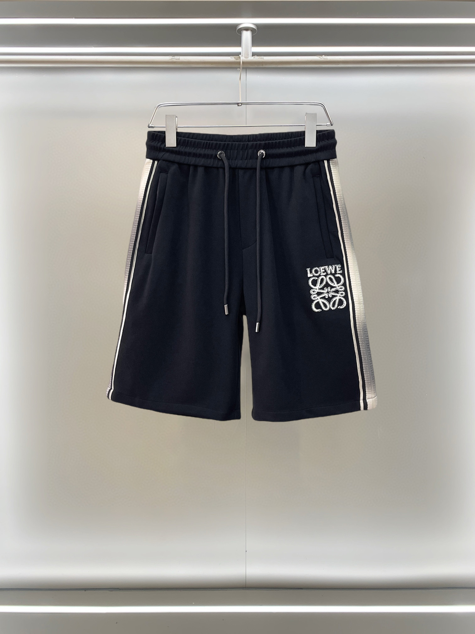 NO:777560,Loewe 2026ss summer new original counter casual shorts, luxury classic brand original LOGO accessories, counter best-selling model, very comfortable to wear, low-key yet luxurious, very classy to wear. Needless to say, the trousers style and tailoring. The upper body is exquisite and high-end, first-class and top-quality materials. Really palace-level casual trousers. The cotton of Turkey is of outstanding quality. After heavy washing, the pants are very soft!  Don't be picky, the upper body is absolutely stylish and extremely luxurious. Please quote your height and weight when ordering sizes M-3XL.,,loewe,shorts,19860909罗意威 2026ss夏季新款原单专柜休闲短裤,奢华经典品牌原版LOGO配饰 专柜热销款 身穿着非常舒适 低调不失奢华 穿出去非常有档次 裤型款式和裁剪亦无需多言 上身精致跃然高档一等一顶级质料 真正殿堂级的休闲裤 选用土耳其的棉花品质卓然,经过重水洗使得裤子很柔软！不挑人 上身绝对的有型 极度奢华. 尺码M-3XL下单报身高体重.,,loewe,shorts,,Men's clothing