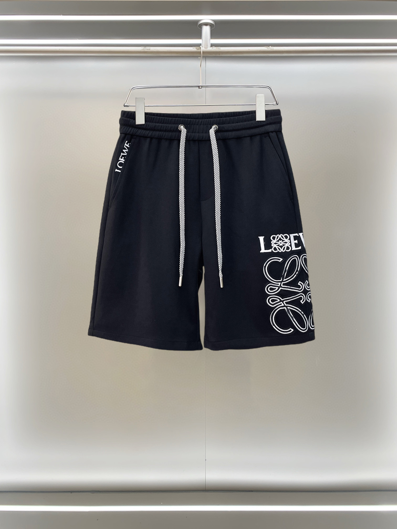 NO:777548,Loewe 2026ss summer new original counter casual shorts, luxury classic brand original LOGO accessories, counter best-selling model, very comfortable to wear, low-key yet luxurious, very classy to wear. Needless to say, the trousers style and tailoring. The upper body is exquisite and high-end, first-class and top-quality materials. Really palace-level casual trousers. The cotton of Turkey is of outstanding quality. After heavy washing, the pants are very soft!  Don't be picky, the upper body is absolutely stylish and extremely luxurious. Please quote your height and weight when ordering sizes M-3XL.,,loewe,shorts,19860909罗意威 2026ss夏季新款原单专柜休闲短裤,奢华经典品牌原版LOGO配饰 专柜热销款 身穿着非常舒适 低调不失奢华 穿出去非常有档次 裤型款式和裁剪亦无需多言 上身精致跃然高档一等一顶级质料 真正殿堂级的休闲裤 选用土耳其的棉花品质卓然,经过重水洗使得裤子很柔软！不挑人 上身绝对的有型 极度奢华. 尺码M-3XL下单报身高体重.,,loewe,shorts,,Men's clothing