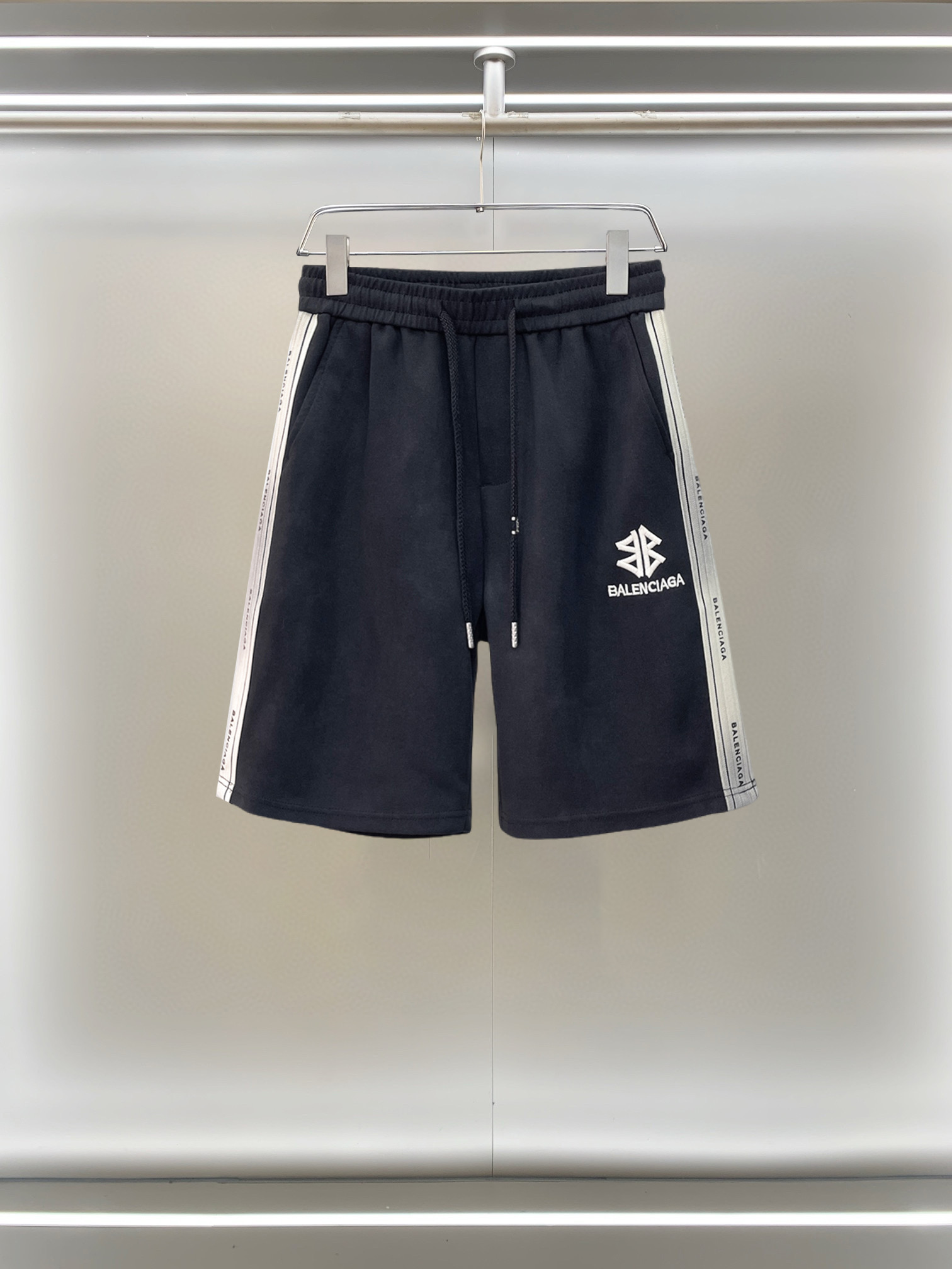 NO:777554,Balenciaga 2026ss summer new original counter casual shorts, luxury classic brand original LOGO accessories, counter best-selling style, very comfortable to wear, low-key yet luxurious, very classy to wear. Needless to say, the trousers style and tailoring. The upper body is exquisite and high-end, first-class and top-quality materials. Really palace-level casual pants. The cotton of Turkey is of outstanding quality. After heavy washing, the pants are very soft!  Don't be picky. The upper body is absolutely stylish and extremely luxurious. Please state your height and weight when ordering sizes M-3XL.,,balenciaga,shorts,19860909巴黎世家 2026ss夏季新款原单专柜休闲短裤,奢华经典品牌原版LOGO配饰 专柜热销款 身穿着非常舒适 低调不失奢华 穿出去非常有档次 裤型款式和裁剪亦无需多言 上身精致跃然高档一等一顶级质料 真正殿堂级的休闲裤 选用土耳其的棉花品质卓然,经过重水洗使得裤子很柔软！不挑人 上身绝对的有型 极度奢华. 尺码M-3XL下单报身高体重.,,balenciaga,shorts,,Men's clothing