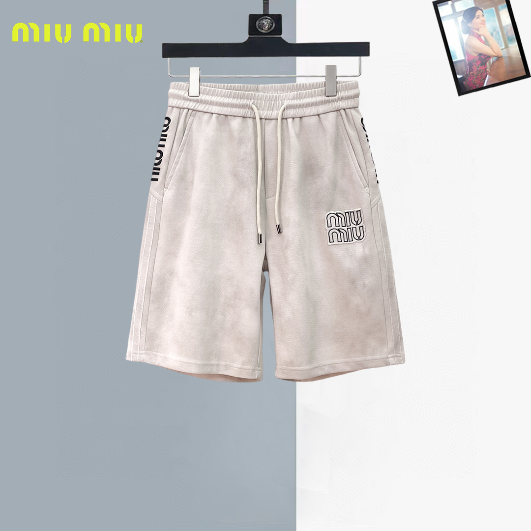 NO:930794,miumiu 2026ss summer new original counter casual shorts, luxury classic brand original LOGO accessories, counter best-selling model. Very comfortable to wear, low-key yet luxurious, very classy to wear. Needless to say the trousers style and tailoring. The upper body is exquisite and high-end, first-class and top-quality materials. Really palace-level casual pants. The cotton of Turkey is of outstanding quality. After heavy washing, the pants are very soft!  Don't be picky, the upper body is absolutely stylish and extremely luxurious. Please quote your height and weight when ordering sizes M-3XL.,,miumiu,shorts,19860909miumiu 2026ss夏季新款原单专柜休闲短裤,奢华经典品牌原版LOGO配饰 专柜热销款 身穿着非常舒适 低调不失奢华 穿出去非常有档次 裤型款式和裁剪亦无需多言 上身精致跃然高档一等一顶级质料 真正殿堂级的休闲裤 选用土耳其的棉花品质卓然,经过重水洗使得裤子很柔软！不挑人 上身绝对的有型 极度奢华. 尺码M-3XL下单报身高体重.,,miumiu,shorts,,Men's clothing