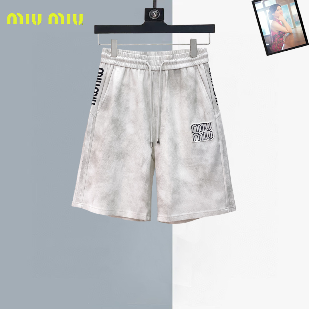 NO:930722,miumiu 2026ss summer new original counter casual shorts, luxury classic brand original LOGO accessories, counter best-selling model. Very comfortable to wear, low-key yet luxurious, very classy to wear. Needless to say the trousers style and tailoring. The upper body is exquisite and high-end, first-class and top-quality materials. Really palace-level casual pants. The cotton of Turkey is of outstanding quality. After heavy washing, the pants are very soft!  Don't be picky, the upper body is absolutely stylish and extremely luxurious. Please quote your height and weight when ordering sizes M-3XL.,,miumiu,shorts,19860909miumiu 2026ss夏季新款原单专柜休闲短裤,奢华经典品牌原版LOGO配饰 专柜热销款 身穿着非常舒适 低调不失奢华 穿出去非常有档次 裤型款式和裁剪亦无需多言 上身精致跃然高档一等一顶级质料 真正殿堂级的休闲裤 选用土耳其的棉花品质卓然,经过重水洗使得裤子很柔软！不挑人 上身绝对的有型 极度奢华. 尺码M-3XL下单报身高体重.,,miumiu,shorts,,Men's clothing