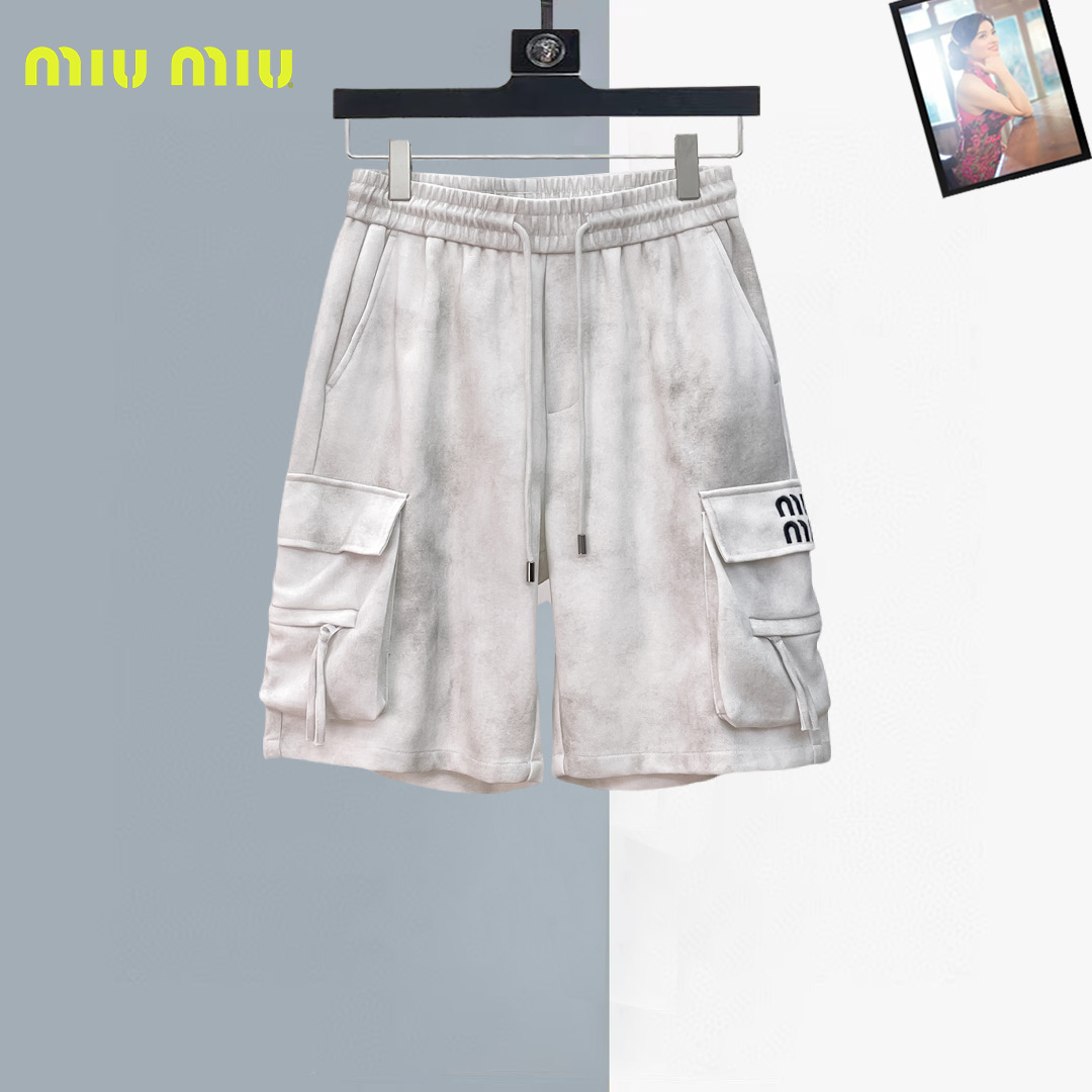 NO:930738,miumiu 2026ss summer new original counter casual shorts, luxury classic brand original LOGO accessories, counter best-selling model. Very comfortable to wear, low-key yet luxurious, very classy to wear. Needless to say the trousers style and tailoring. The upper body is exquisite and high-end, first-class and top-quality materials. Really palace-level casual pants. The cotton of Turkey is of outstanding quality. After heavy washing, the pants are very soft!  Don't be picky, the upper body is absolutely stylish and extremely luxurious. Please quote your height and weight when ordering sizes M-3XL.,,miumiu,shorts,19860909miumiu 2026ss夏季新款原单专柜休闲短裤,奢华经典品牌原版LOGO配饰 专柜热销款 身穿着非常舒适 低调不失奢华 穿出去非常有档次 裤型款式和裁剪亦无需多言 上身精致跃然高档一等一顶级质料 真正殿堂级的休闲裤 选用土耳其的棉花品质卓然,经过重水洗使得裤子很柔软！不挑人 上身绝对的有型 极度奢华. 尺码M-3XL下单报身高体重.,,miumiu,shorts,,Men's clothing