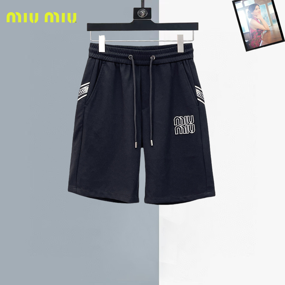 NO:930773,miumiu 2026ss summer new original counter casual shorts, luxury classic brand original LOGO accessories, counter best-selling model. Very comfortable to wear, low-key yet luxurious, very classy to wear. Needless to say the trousers style and tailoring. The upper body is exquisite and high-end, first-class and top-quality materials. Really palace-level casual pants. The cotton of Turkey is of outstanding quality. After heavy washing, the pants are very soft!  Don't be picky, the upper body is absolutely stylish and extremely luxurious. Please quote your height and weight when ordering sizes M-3XL.,,miumiu,shorts,19860909miumiu 2026ss夏季新款原单专柜休闲短裤,奢华经典品牌原版LOGO配饰 专柜热销款 身穿着非常舒适 低调不失奢华 穿出去非常有档次 裤型款式和裁剪亦无需多言 上身精致跃然高档一等一顶级质料 真正殿堂级的休闲裤 选用土耳其的棉花品质卓然,经过重水洗使得裤子很柔软！不挑人 上身绝对的有型 极度奢华. 尺码M-3XL下单报身高体重.,,miumiu,shorts,,Men's clothing