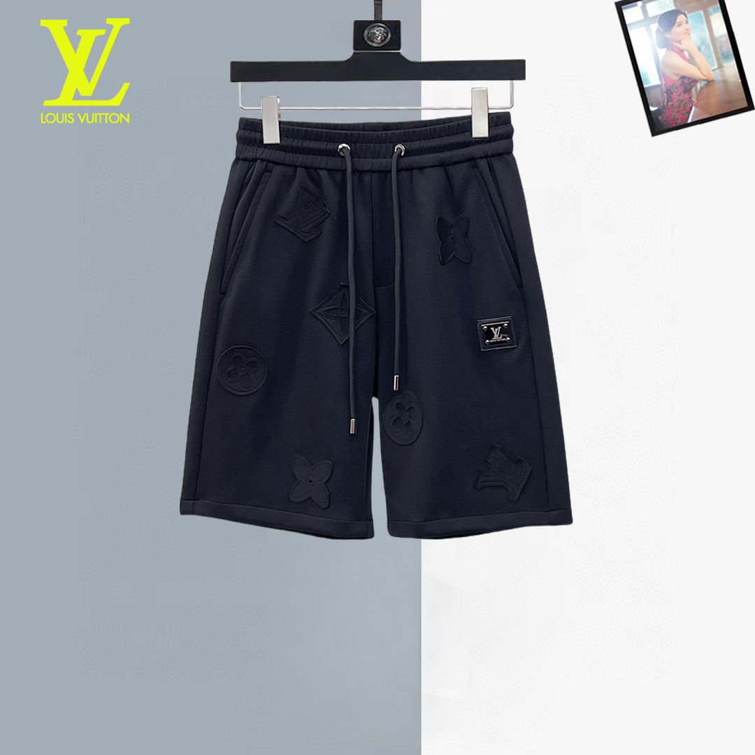 NO:930795,LV 2026ss summer new original counter casual shorts, luxury classic brand original LOGO accessories, counter best-selling model, very comfortable to wear, low-key yet luxurious, very classy to wear. Needless to say the trousers style and tailoring, the upper body is exquisite and high-end, first-class and top-quality materials. Really palace-level casual pants. The cotton of Turkey is selected for its outstanding quality. After heavy washing, the pants are very soft!  Don't be picky. The upper body is absolutely stylish and extremely luxurious. Please quote your height and weight when ordering sizes M-3XL.,,louis vuitton,shorts,19860909LV 2026ss夏季新款原单专柜休闲短裤,奢华经典品牌原版LOGO配饰 专柜热销款 身穿着非常舒适 低调不失奢华 穿出去非常有档次 裤型款式和裁剪亦无需多言 上身精致跃然高档一等一顶级质料 真正殿堂级的休闲裤 选用土耳其的棉花品质卓然,经过重水洗使得裤子很柔软！不挑人 上身绝对的有型 极度奢华. 尺码M-3XL下单报身高体重.,,louis vuitton,shorts,,Men's clothing