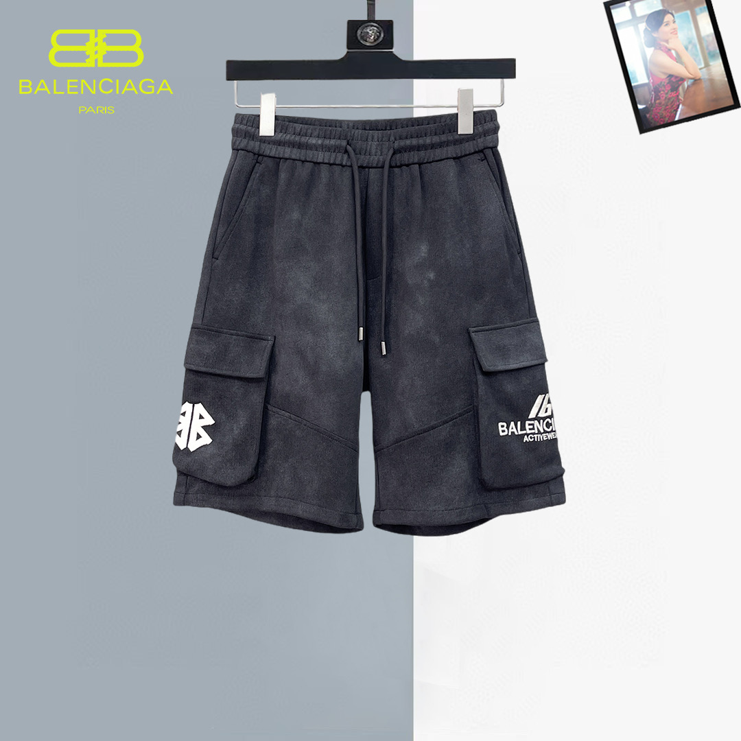 NO:930824,Balenciaga 2026ss summer new original counter casual shorts, luxury classic brand original LOGO accessories, counter best-selling style, very comfortable to wear, low-key yet luxurious, very classy to wear. Needless to say, the trousers style and tailoring. The upper body is exquisite and high-end, first-class and top-quality materials. Really palace-level casual pants. The cotton of Turkey is of outstanding quality. After heavy washing, the pants are very soft!  Don't be picky. The upper body is absolutely stylish and extremely luxurious. Please state your height and weight when ordering sizes M-3XL.,,balenciaga,shorts,19860909巴黎世家 2026ss夏季新款原单专柜休闲短裤,奢华经典品牌原版LOGO配饰 专柜热销款 身穿着非常舒适 低调不失奢华 穿出去非常有档次 裤型款式和裁剪亦无需多言 上身精致跃然高档一等一顶级质料 真正殿堂级的休闲裤 选用土耳其的棉花品质卓然,经过重水洗使得裤子很柔软！不挑人 上身绝对的有型 极度奢华. 尺码M-3XL下单报身高体重.,,balenciaga,shorts,,Men's clothing