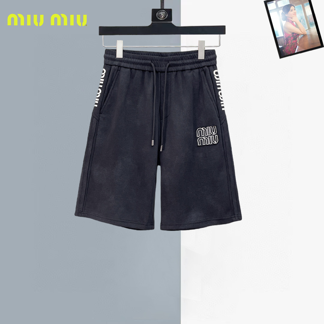 NO:930842,minmiu 2026ss summer new original counter casual shorts, luxury classic brand original LOGO accessories, counter best-selling style, very comfortable to wear, low-key yet luxurious, very classy to wear. Needless to say, the trousers style and tailoring. The upper body is exquisite and high-end, first-class and top-quality materials. Really palace-level casual pants. The cotton of Türkiye is of outstanding quality. After heavy washing, the pants are very soft!  Don't be picky, the upper body is absolutely stylish and extremely luxurious. Please quote your height and weight when ordering sizes M-3XL.,,miumiu,shorts,19860909minmiu 2026ss夏季新款原单专柜休闲短裤,奢华经典品牌原版LOGO配饰 专柜热销款 身穿着非常舒适 低调不失奢华 穿出去非常有档次 裤型款式和裁剪亦无需多言 上身精致跃然高档一等一顶级质料 真正殿堂级的休闲裤 选用土耳其的棉花品质卓然,经过重水洗使得裤子很柔软！不挑人 上身绝对的有型 极度奢华. 尺码M-3XL下单报身高体重.,,miumiu,shorts,,Men's clothing