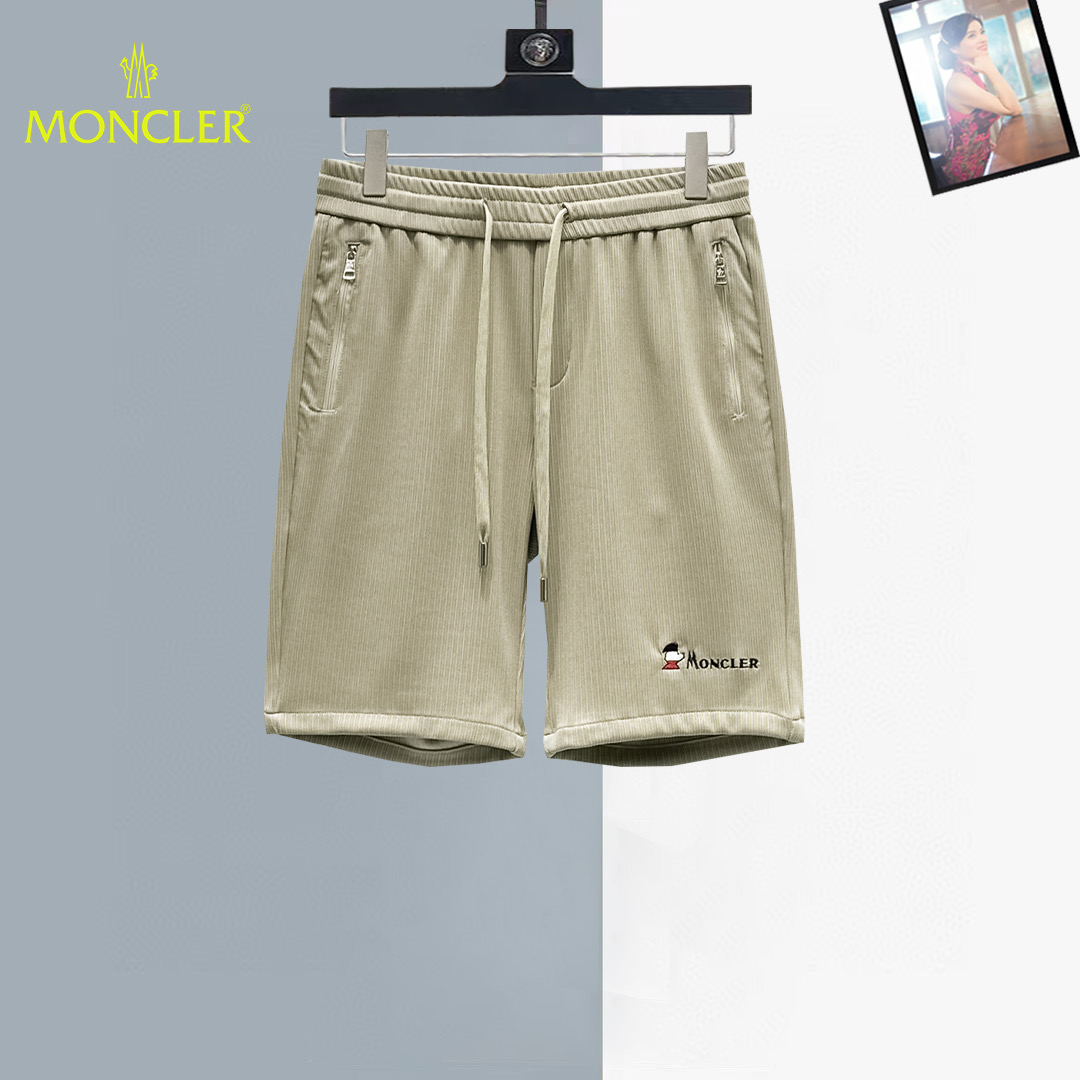 NO:930826,Mengkou 2026ss summer new original counter casual shorts, luxury classic brand original LOGO accessories, counter best-selling model, very comfortable to wear, low-key yet luxurious, very classy to wear. Needless to say the trousers style and tailoring, the upper body is exquisite and high-end, first-class and top-quality materials. Really palace-level casual pants. The cotton of Turkey is of outstanding quality. After heavy washing, the pants are very soft!  Don't be picky. The upper body is absolutely stylish and extremely luxurious. Please state your height and weight when ordering sizes M-3XL.,,Moncler,shorts,19860909蒙口 2026ss夏季新款原单专柜休闲短裤,奢华经典品牌原版LOGO配饰 专柜热销款 身穿着非常舒适 低调不失奢华 穿出去非常有档次 裤型款式和裁剪亦无需多言 上身精致跃然高档一等一顶级质料 真正殿堂级的休闲裤 选用土耳其的棉花品质卓然,经过重水洗使得裤子很柔软！不挑人 上身绝对的有型 极度奢华. 尺码M-3XL下单报身高体重.,,Moncler,shorts,,Men's clothing