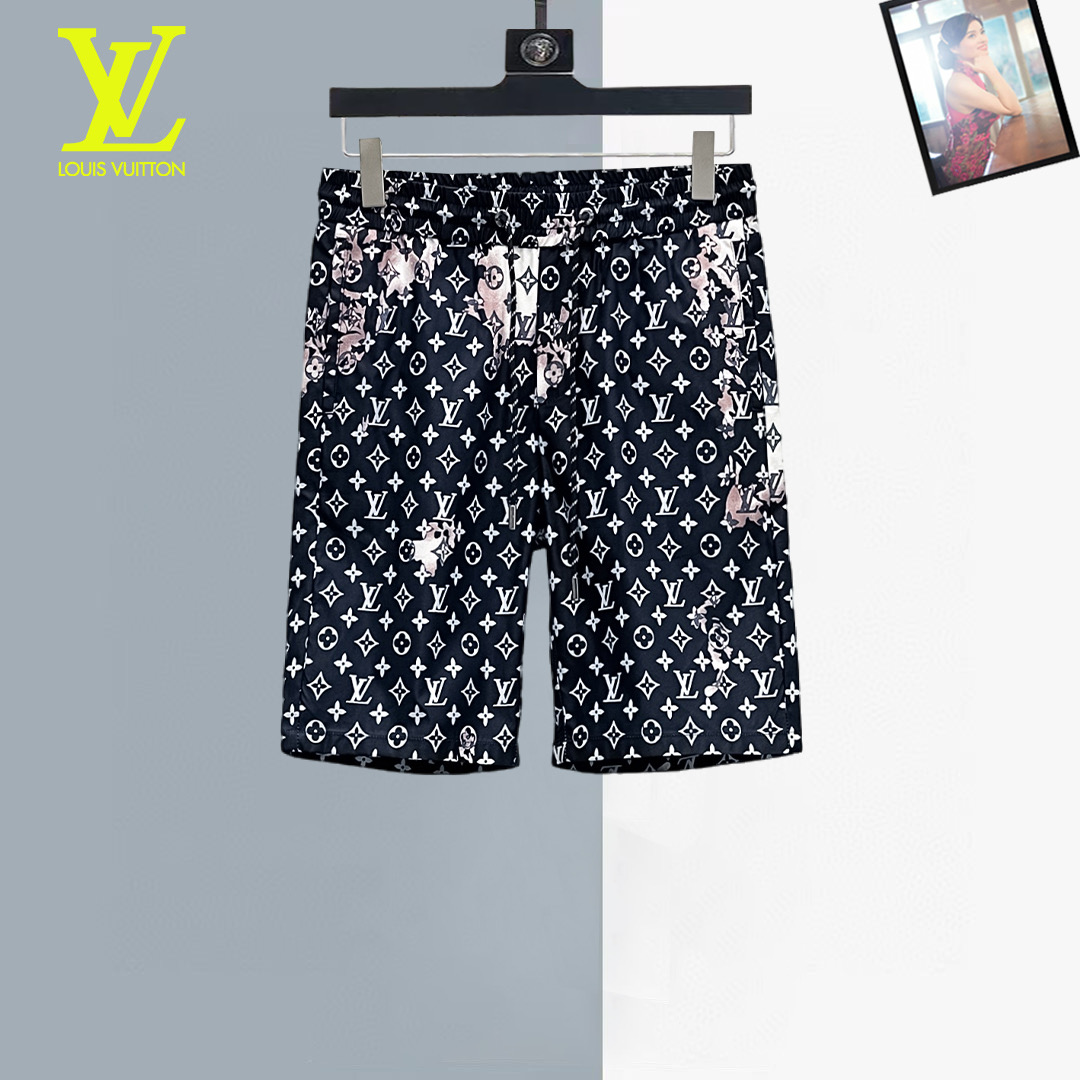 NO:930855,LV 2026ss summer new original counter casual shorts, luxury classic brand original LOGO accessories, counter best-selling model, very comfortable to wear, low-key yet luxurious, very classy to wear. Needless to say the trousers style and tailoring, the upper body is exquisite and high-end, first-class and top-quality materials. Really palace-level casual pants. The cotton of Turkey is selected for its outstanding quality. After heavy washing, the pants are very soft!  Don't be picky. The upper body is absolutely stylish and extremely luxurious. Please quote your height and weight when ordering sizes M-3XL.,,louis vuitton,shorts,19860909LV 2026ss夏季新款原单专柜休闲短裤,奢华经典品牌原版LOGO配饰 专柜热销款 身穿着非常舒适 低调不失奢华 穿出去非常有档次 裤型款式和裁剪亦无需多言 上身精致跃然高档一等一顶级质料 真正殿堂级的休闲裤 选用土耳其的棉花品质卓然,经过重水洗使得裤子很柔软！不挑人 上身绝对的有型 极度奢华. 尺码M-3XL下单报身高体重.,,louis vuitton,shorts,,Men's clothing