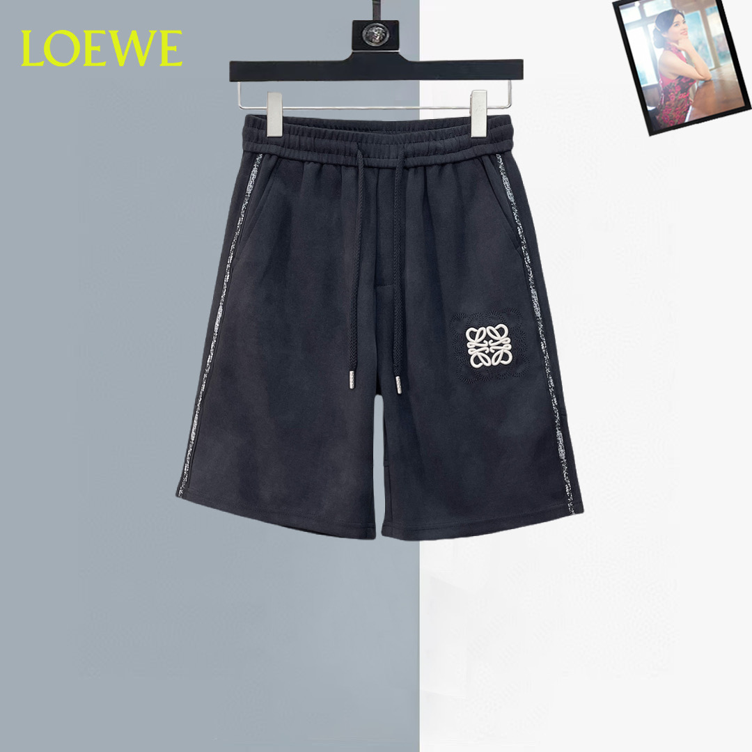 NO:930816,Loewe 2026ss summer new original counter casual shorts, luxury classic brand original LOGO accessories, counter best-selling model, very comfortable to wear, low-key yet luxurious, very classy to wear. Needless to say, the trousers style and tailoring. The upper body is exquisite and high-end, first-class and top-quality materials. Really palace-level casual trousers. The cotton of Turkey is of outstanding quality. After heavy washing, the pants are very soft!  Don't be picky, the upper body is absolutely stylish and extremely luxurious. Please quote your height and weight when ordering sizes M-3XL.,,loewe,shorts,19860909罗意威 2026ss夏季新款原单专柜休闲短裤,奢华经典品牌原版LOGO配饰 专柜热销款 身穿着非常舒适 低调不失奢华 穿出去非常有档次 裤型款式和裁剪亦无需多言 上身精致跃然高档一等一顶级质料 真正殿堂级的休闲裤 选用土耳其的棉花品质卓然,经过重水洗使得裤子很柔软！不挑人 上身绝对的有型 极度奢华. 尺码M-3XL下单报身高体重.,,loewe,shorts,,Men's clothing