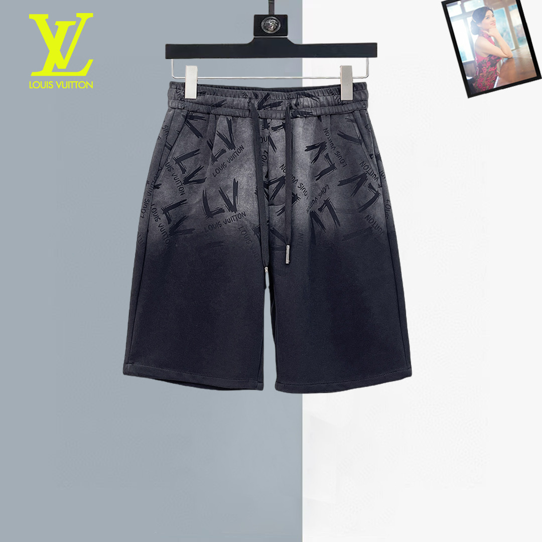 NO:930881,LV 2026ss summer new original counter casual shorts, luxury classic brand original LOGO accessories, counter best-selling model, very comfortable to wear, low-key yet luxurious, very classy to wear. Needless to say the trousers style and tailoring, the upper body is exquisite and high-end, first-class and top-quality materials. Really palace-level casual pants. The cotton of Turkey is selected for its outstanding quality. After heavy washing, the pants are very soft!  Don't be picky. The upper body is absolutely stylish and extremely luxurious. Please quote your height and weight when ordering sizes M-3XL.,,louis vuitton,shorts,19860909LV 2026ss夏季新款原单专柜休闲短裤,奢华经典品牌原版LOGO配饰 专柜热销款 身穿着非常舒适 低调不失奢华 穿出去非常有档次 裤型款式和裁剪亦无需多言 上身精致跃然高档一等一顶级质料 真正殿堂级的休闲裤 选用土耳其的棉花品质卓然,经过重水洗使得裤子很柔软！不挑人 上身绝对的有型 极度奢华. 尺码M-3XL下单报身高体重.,,louis vuitton,shorts,,Men's clothing