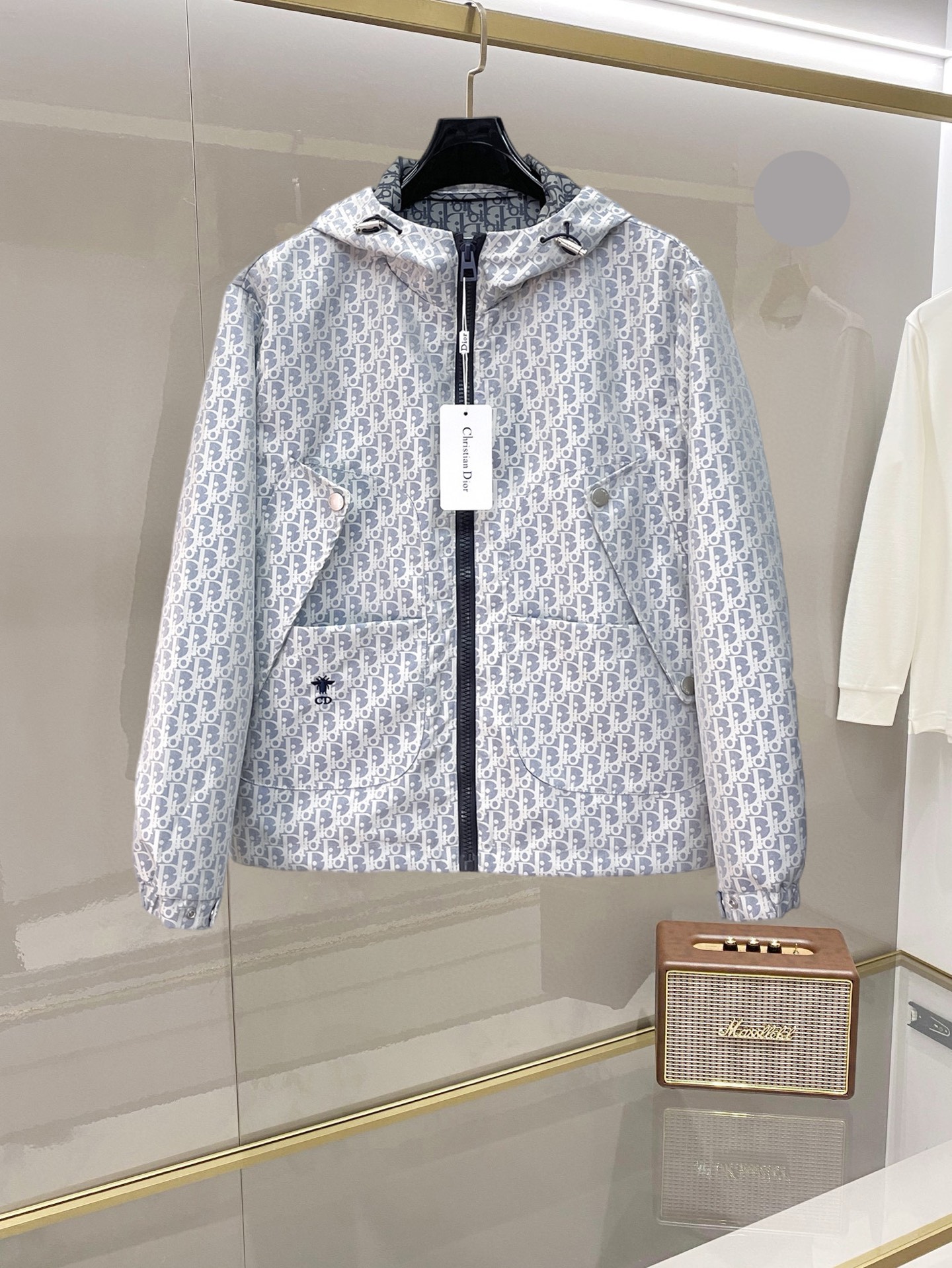 NO:955614,Dior's 2026 new spring jacket, the new product on the show is in perfect condition, comfortable and warm, complete with three labels, full of attractive colors, very outstanding design, easily upgrades the sense of fashion, extremely elegant and rigorous workmanship, neat and meticulous wiring!  A masterpiece from a famous designer!  The upper body does not look bloated and is super handsome!  Available sizes M ~ XXXL,,dior,jackets & coats,jackets & coats,19860909迪奥 2026开春新款夹克外套,秀场新品品相非常完美,舒适保暖,三标齐全色泽饱满诱人,非常出彩的设计,轻松将时髦感进阶,做工极为考究严谨,走线工整细致！大牌设计师巨作！上身不显臃肿、超级帅气！现货码数M ～ XXXL,,dior,jackets & coats,jackets & coats,,Men's clothing