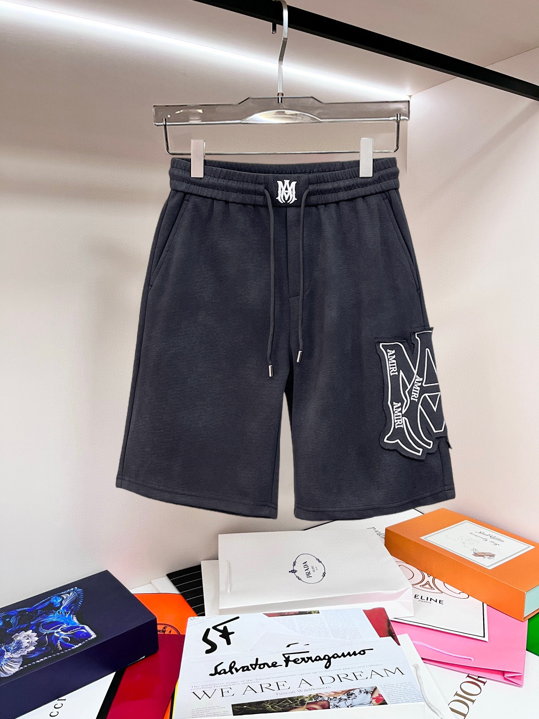 NO:834468,Amiri 2026ss summer new original counter casual shorts, luxury classic brand original LOGO accessories, counter best-selling model, very comfortable to wear, low-key yet luxurious, very classy to wear. Needless to say the trousers style and tailoring, the upper body is exquisite and high-end, first-class and top-quality materials. Really palace-level casual pants. The cotton of Turkey is of outstanding quality. After heavy washing, the pants are very soft!  Don't be picky. The upper body is absolutely stylish and extremely luxurious. Please state your height and weight when placing an order for sizes M-3XL.,,shorts,19860909阿米里 2026ss夏季新款原单专柜休闲短裤,奢华经典品牌原版LOGO配饰 专柜热销款 身穿着非常舒适 低调不失奢华 穿出去非常有档次 裤型款式和裁剪亦无需多言 上身精致跃然高档一等一顶级质料 真正殿堂级的休闲裤 选用土耳其的棉花品质卓然,经过重水洗使得裤子很柔软！不挑人 上身绝对的有型 极度奢华. 尺码M-3XL下单报身高体重.,,shorts,,Men's clothing