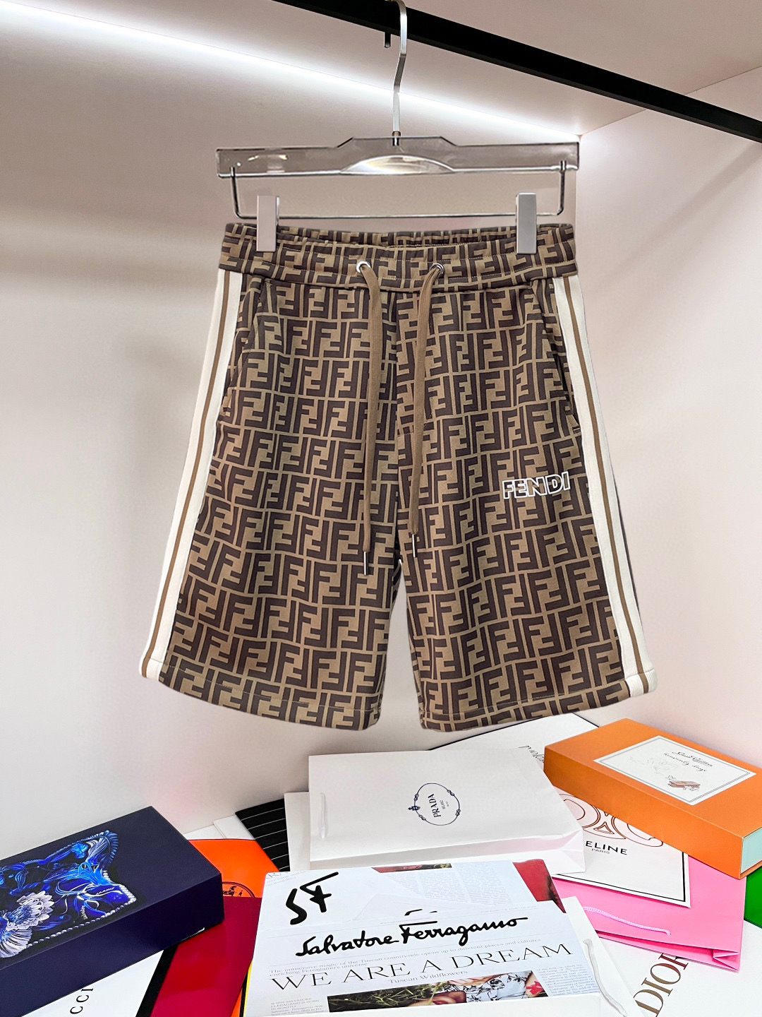 NO:841455,Fendi 2026ss summer new original counter casual shorts, luxury classic brand original LOGO accessories, counter best-selling style, very comfortable to wear, low-key yet luxurious, very classy to wear. Needless to say the trousers style and tailoring, the upper body is exquisite and high-end, first-class and top-quality materials. Really palace-level casual pants. The cotton of Turkey is of outstanding quality. After heavy washing, the pants are very soft!  Don't be picky, the upper body is absolutely stylish and extremely luxurious. Please quote your height and weight when ordering sizes M-3XL.,,fendi,shorts,19860909芬迪 2026ss夏季新款原单专柜休闲短裤,奢华经典品牌原版LOGO配饰 专柜热销款 身穿着非常舒适 低调不失奢华 穿出去非常有档次 裤型款式和裁剪亦无需多言 上身精致跃然高档一等一顶级质料 真正殿堂级的休闲裤 选用土耳其的棉花品质卓然,经过重水洗使得裤子很柔软！不挑人 上身绝对的有型 极度奢华. 尺码M-3XL下单报身高体重.,,fendi,shorts,,Men's clothing