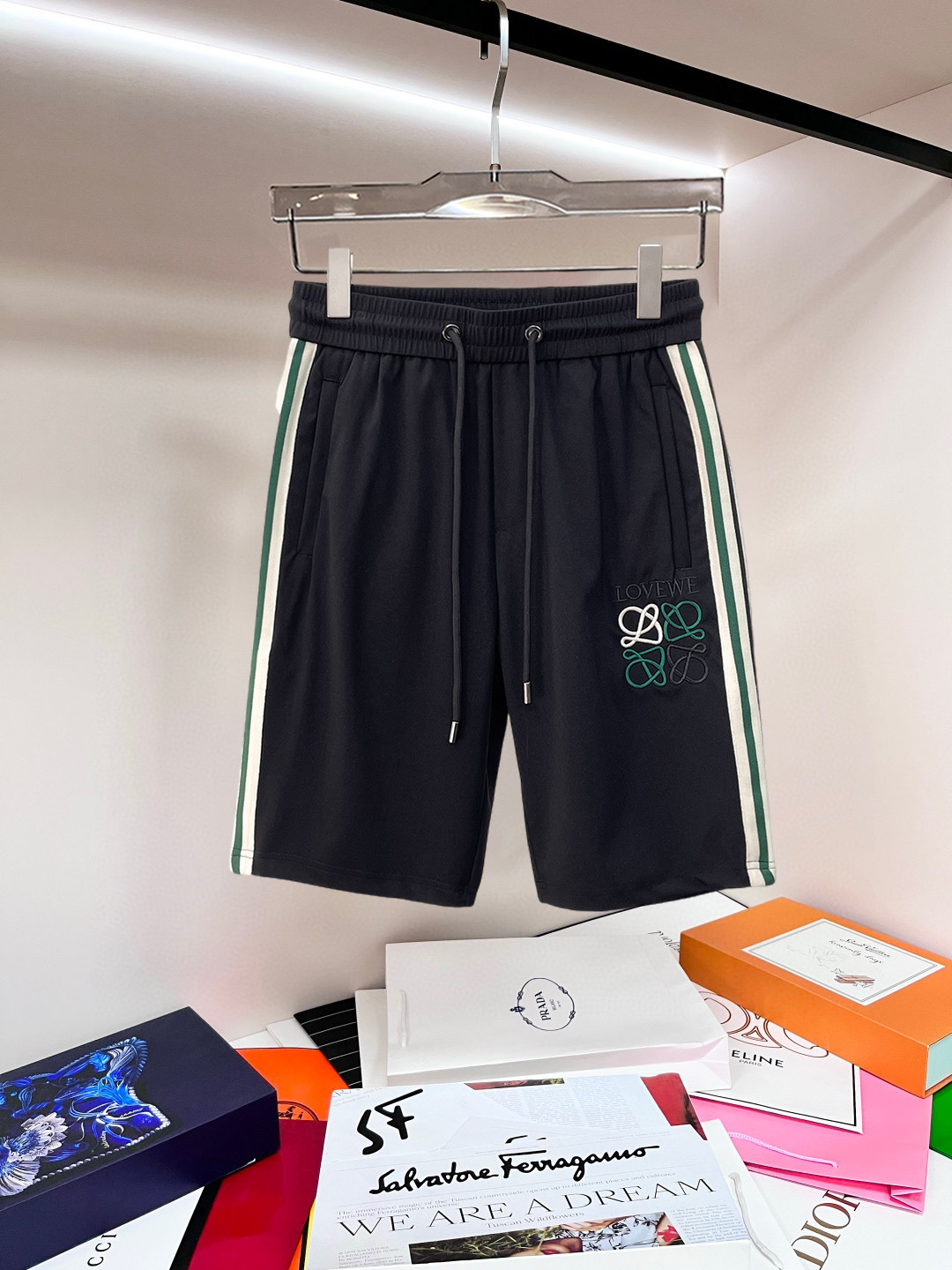 NO:841459,Loewe 2026ss summer new original counter casual shorts, luxury classic brand original LOGO accessories, counter best-selling model, very comfortable to wear, low-key yet luxurious, very classy to wear. Needless to say, the trousers style and tailoring. The upper body is exquisite and high-end, first-class and top-quality materials. Really palace-level casual trousers. The cotton of Turkey is of outstanding quality. After heavy washing, the pants are very soft!  Don't be picky, the upper body is absolutely stylish and extremely luxurious. Please quote your height and weight when ordering sizes M-3XL.,,loewe,shorts,19860909罗意威 2026ss夏季新款原单专柜休闲短裤,奢华经典品牌原版LOGO配饰 专柜热销款 身穿着非常舒适 低调不失奢华 穿出去非常有档次 裤型款式和裁剪亦无需多言 上身精致跃然高档一等一顶级质料 真正殿堂级的休闲裤 选用土耳其的棉花品质卓然,经过重水洗使得裤子很柔软！不挑人 上身绝对的有型 极度奢华. 尺码M-3XL下单报身高体重.,,loewe,shorts,,Men's clothing