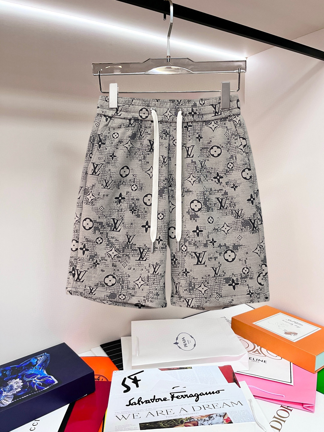 NO:841463,LV 2026ss summer new original counter casual shorts, luxury classic brand original LOGO accessories, counter best-selling model, very comfortable to wear, low-key yet luxurious, very classy to wear. Needless to say the trousers style and tailoring, the upper body is exquisite and high-end, first-class and top-quality materials. Really palace-level casual pants. The cotton of Turkey is selected for its outstanding quality. After heavy washing, the pants are very soft!  Don't be picky. The upper body is absolutely stylish and extremely luxurious. Please quote your height and weight when ordering sizes M-3XL.,,louis vuitton,shorts,19860909LV 2026ss夏季新款原单专柜休闲短裤,奢华经典品牌原版LOGO配饰 专柜热销款 身穿着非常舒适 低调不失奢华 穿出去非常有档次 裤型款式和裁剪亦无需多言 上身精致跃然高档一等一顶级质料 真正殿堂级的休闲裤 选用土耳其的棉花品质卓然,经过重水洗使得裤子很柔软！不挑人 上身绝对的有型 极度奢华. 尺码M-3XL下单报身高体重.,,louis vuitton,shorts,,Men's clothing