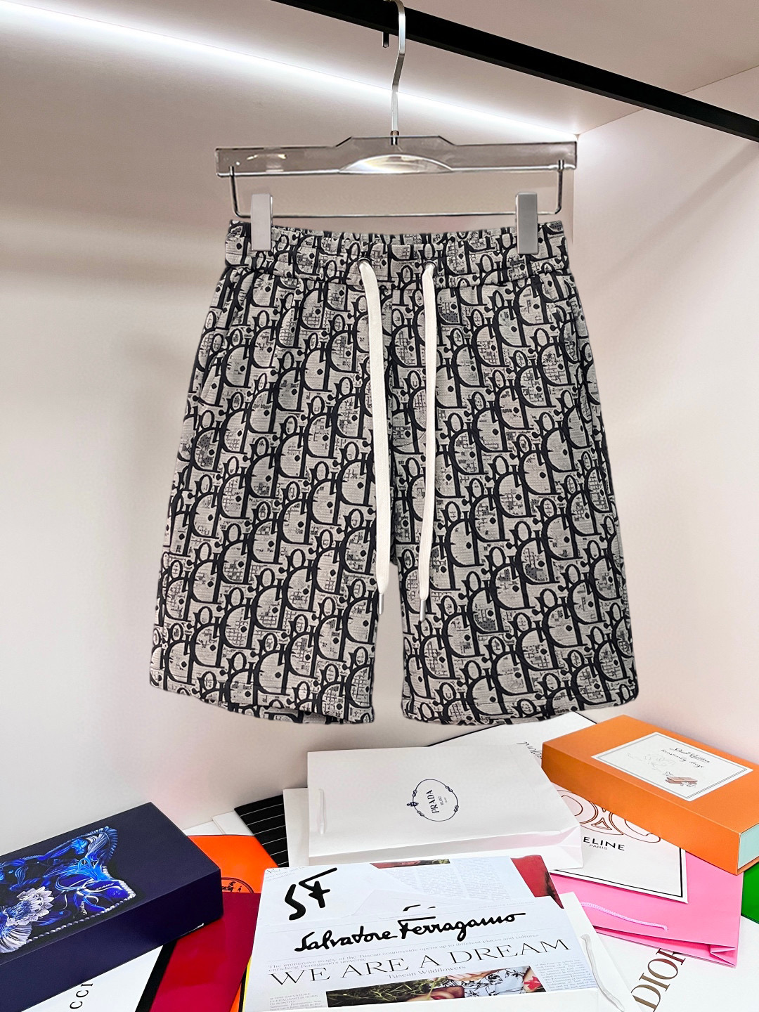 NO:841467,Dior 2026ss summer new original counter casual shorts, luxury classic brand original LOGO accessories, counter best-selling model. Very comfortable to wear, low-key yet luxurious, very classy to wear. Needless to say the trousers style and tailoring. The upper body is exquisite and high-end, first-class and top-quality materials. Really palace-level casual pants. The cotton of Turkey is of outstanding quality. After heavy washing, the pants are very soft!  Don't be picky. The upper body is absolutely stylish and extremely luxurious. Please state your height and weight when placing an order for sizes M-3XL.,,dior,shorts,19860909迪奥 2026ss夏季新款原单专柜休闲短裤,奢华经典品牌原版LOGO配饰 专柜热销款 身穿着非常舒适 低调不失奢华 穿出去非常有档次 裤型款式和裁剪亦无需多言 上身精致跃然高档一等一顶级质料 真正殿堂级的休闲裤 选用土耳其的棉花品质卓然,经过重水洗使得裤子很柔软！不挑人 上身绝对的有型 极度奢华. 尺码M-3XL下单报身高体重.,,dior,shorts,,Men's clothing