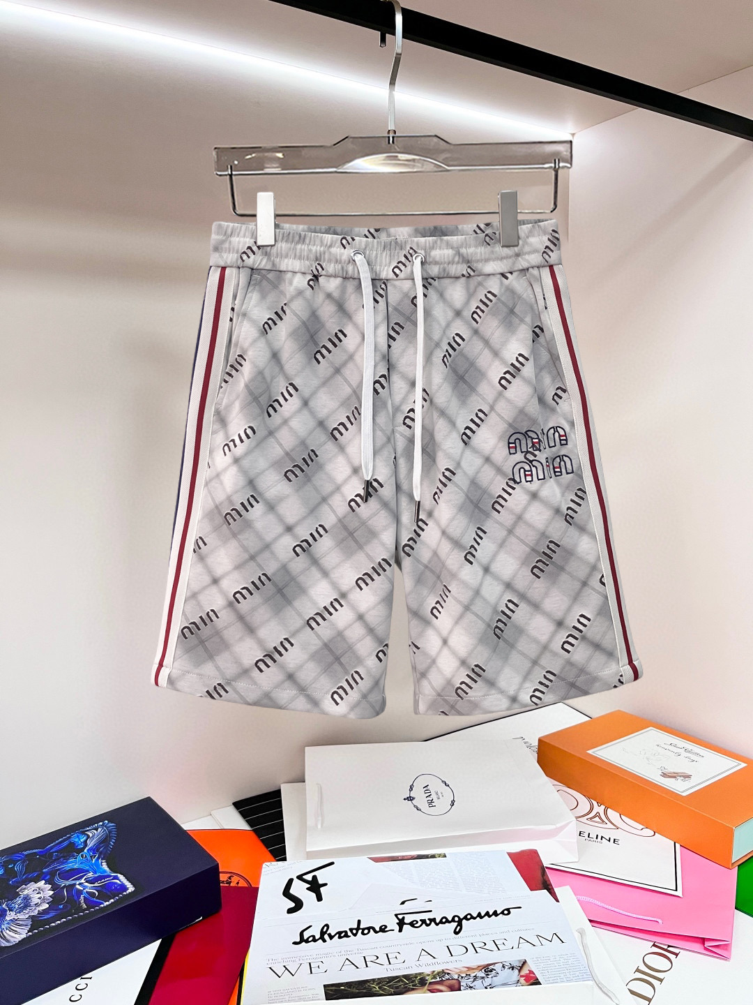 NO:841471,miumiu 2026ss summer new original counter casual shorts, luxury classic brand original LOGO accessories, counter best-selling model, very comfortable to wear, low-key yet luxurious, very classy to wear. Needless to say, the trousers style and tailoring. The upper body is exquisite and high-end, first-class and top-quality materials. Really palace-level casual pants. The cotton of Türkiye is of outstanding quality. After heavy washing, the pants are very soft!  Don't be picky, the upper body is absolutely stylish and extremely luxurious. Please quote your height and weight when ordering sizes M-3XL.,,miumiu,shorts,19860909miumiu 2026ss夏季新款原单专柜休闲短裤,奢华经典品牌原版LOGO配饰 专柜热销款 身穿着非常舒适 低调不失奢华 穿出去非常有档次 裤型款式和裁剪亦无需多言 上身精致跃然高档一等一顶级质料 真正殿堂级的休闲裤 选用土耳其的棉花品质卓然,经过重水洗使得裤子很柔软！不挑人 上身绝对的有型 极度奢华. 尺码M-3XL下单报身高体重.,,miumiu,shorts,,Men's clothing