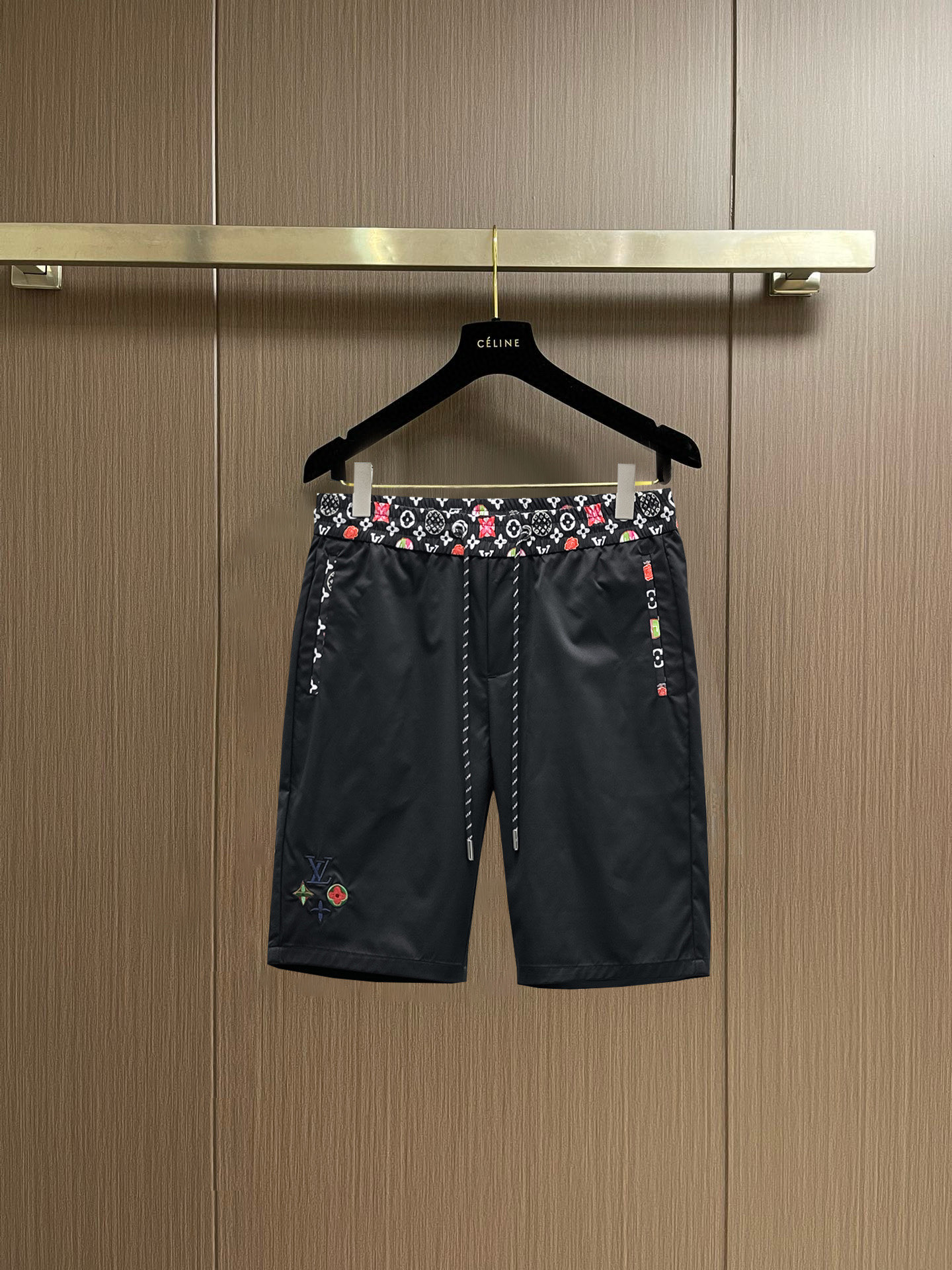 NO:844192,LV 2026 summer new original counter casual shorts, luxury classic brand original LOGO accessories, counter best-selling style, very comfortable to wear, low-key yet luxurious, very classy to wear. Needless to say the trousers style and tailoring, the upper body is exquisite and high-end, first-class and top-quality materials. Really palace-level casual pants. The cotton of Turkey is selected for its outstanding quality. After heavy washing, the pants are very soft!  Don't be picky. The upper body is absolutely stylish and extremely luxurious. Please quote your height and weight when ordering sizes M-3XL.,,louis vuitton,shorts,19860909LV 2026夏季新款原单专柜休闲短裤,奢华经典品牌原版LOGO配饰 专柜热销款 身穿着非常舒适 低调不失奢华 穿出去非常有档次 裤型款式和裁剪亦无需多言 上身精致跃然高档一等一顶级质料 真正殿堂级的休闲裤 选用土耳其的棉花品质卓然,经过重水洗使得裤子很柔软！不挑人 上身绝对的有型 极度奢华. 尺码M-3XL下单报身高体重.,,louis vuitton,shorts,,Men's clothing