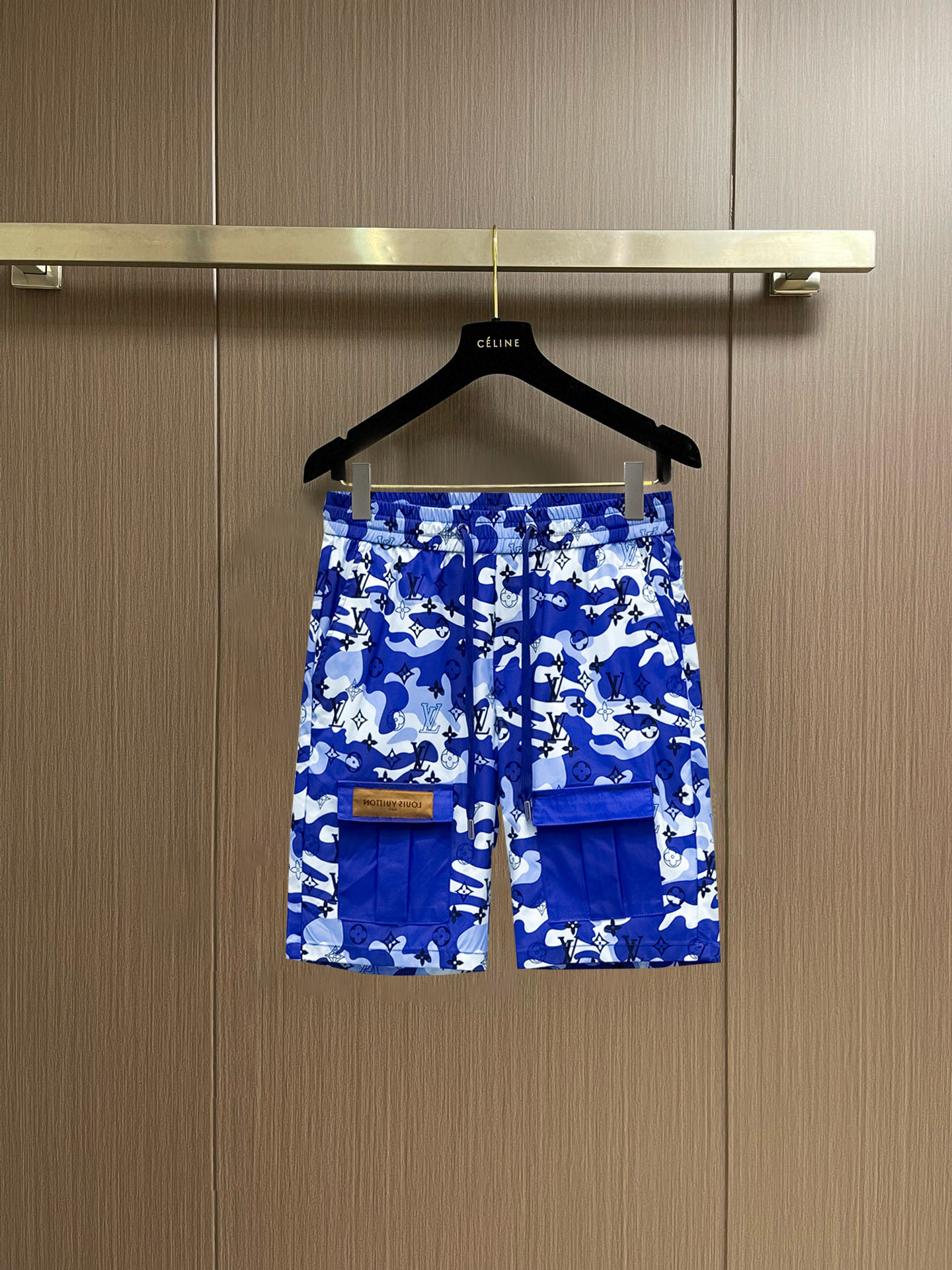 NO:848298,LV 2026 summer new original counter casual shorts, luxury classic brand original LOGO accessories, counter best-selling style, very comfortable to wear, low-key yet luxurious, very classy to wear. Needless to say the trousers style and tailoring, the upper body is exquisite and high-end, first-class and top-quality materials. Really palace-level casual pants. The cotton of Turkey is selected for its outstanding quality. After heavy washing, the pants are very soft!  Don't be picky. The upper body is absolutely stylish and extremely luxurious. Please quote your height and weight when ordering sizes M-3XL.,,louis vuitton,shorts,19860909LV 2026夏季新款原单专柜休闲短裤,奢华经典品牌原版LOGO配饰 专柜热销款 身穿着非常舒适 低调不失奢华 穿出去非常有档次 裤型款式和裁剪亦无需多言 上身精致跃然高档一等一顶级质料 真正殿堂级的休闲裤 选用土耳其的棉花品质卓然,经过重水洗使得裤子很柔软！不挑人 上身绝对的有型 极度奢华. 尺码M-3XL下单报身高体重.,,louis vuitton,shorts,,Men's clothing