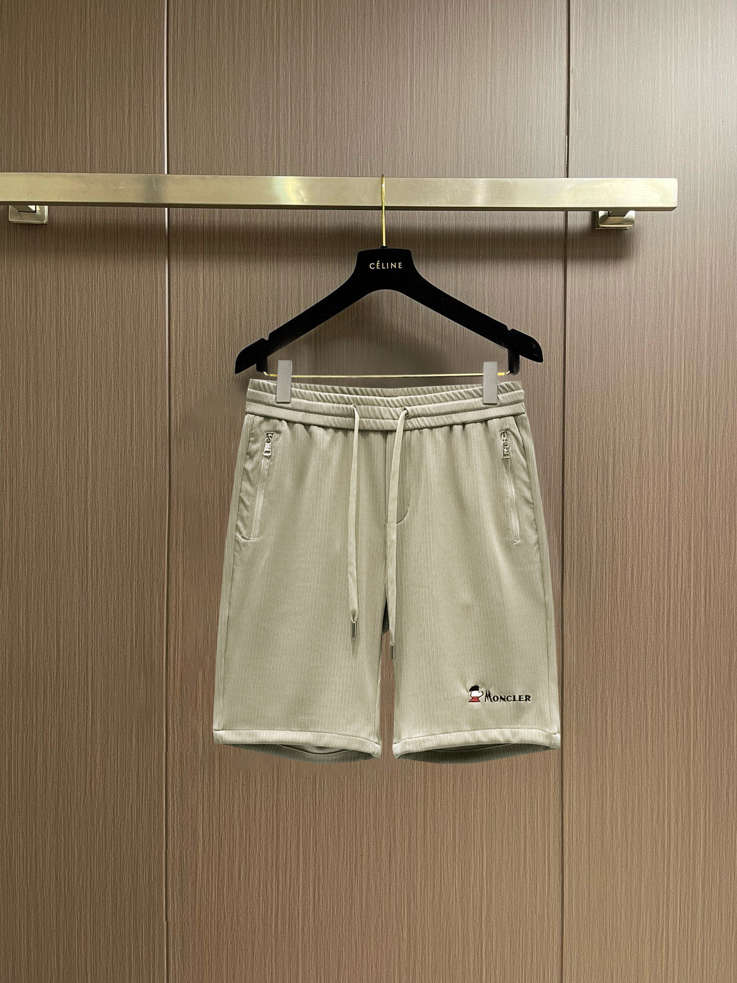 NO:848300,Mengkou 2026 summer new original counter casual shorts, luxury classic brand original LOGO accessories, counter best-selling style, very comfortable to wear, low-key yet luxurious, very classy to wear. Needless to say the trousers style and tailoring, the upper body is exquisite and high-end, first-class and top-quality materials. Really palace-level casual pants. The cotton of Turkey is selected for its outstanding quality. After heavy washing, the pants are very soft!  Don't be picky. The upper body is absolutely stylish and extremely luxurious. Please state your height and weight when ordering sizes M-3XL.,,Moncler,shorts,19860909蒙口 2026夏季新款原单专柜休闲短裤,奢华经典品牌原版LOGO配饰 专柜热销款 身穿着非常舒适 低调不失奢华 穿出去非常有档次 裤型款式和裁剪亦无需多言 上身精致跃然高档一等一顶级质料 真正殿堂级的休闲裤 选用土耳其的棉花品质卓然,经过重水洗使得裤子很柔软！不挑人 上身绝对的有型 极度奢华. 尺码M-3XL下单报身高体重.,,Moncler,shorts,,Men's clothing