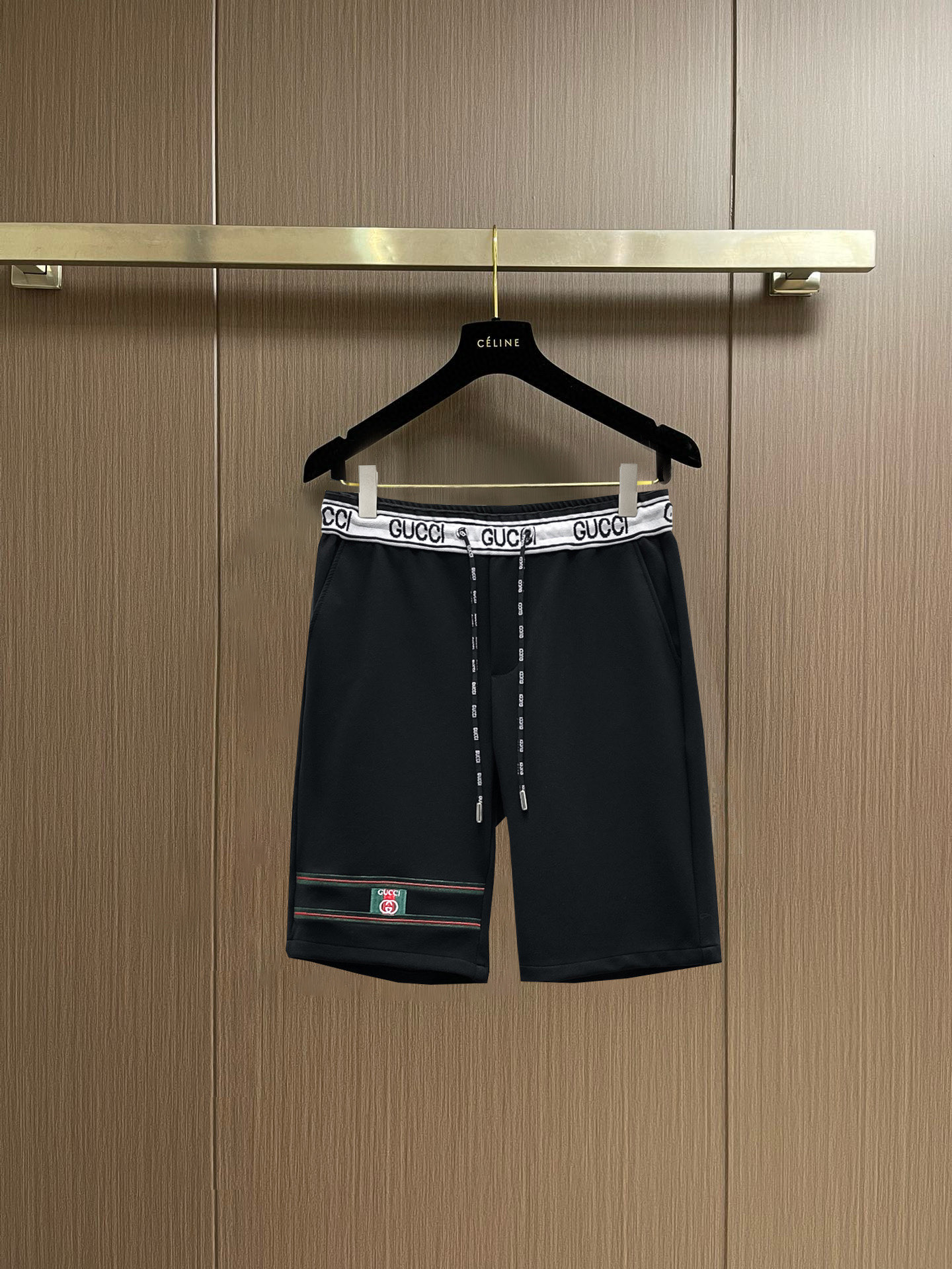 NO:848302,Gucci 2026 summer new original counter casual shorts, luxury classic brand original LOGO accessories, counter best-selling style. Very comfortable to wear, low-key yet luxurious, very classy to wear. Needless to say the trousers style and tailoring. The upper body is exquisite and high-end, first-class and top-quality materials. Really palace-level casual pants. The cotton of Turkey is selected for its outstanding quality. After heavy washing, the pants are very soft!  Don't be picky. The upper body is absolutely stylish and extremely luxurious. Please state your height and weight when placing an order for sizes M-3XL.,,shorts,19860909古奇 2026夏季新款原单专柜休闲短裤,奢华经典品牌原版LOGO配饰 专柜热销款 身穿着非常舒适 低调不失奢华 穿出去非常有档次 裤型款式和裁剪亦无需多言 上身精致跃然高档一等一顶级质料 真正殿堂级的休闲裤 选用土耳其的棉花品质卓然,经过重水洗使得裤子很柔软！不挑人 上身绝对的有型 极度奢华. 尺码M-3XL下单报身高体重.,,shorts,,Men's clothing