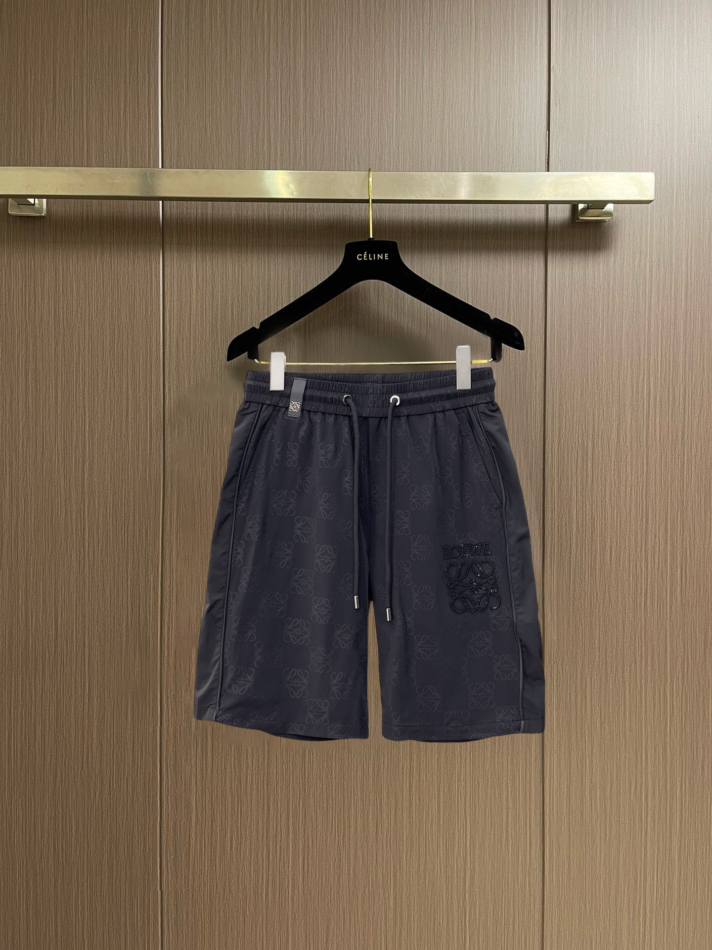 NO:848304,Loewe's 2026 summer new original counter casual shorts, luxury classic brand original LOGO accessories, counter best-selling model. Very comfortable to wear, low-key yet luxurious, very classy to wear. Needless to say the trousers style and tailoring. The upper body is exquisite and high-end, first-class and top-quality materials. Really palace-level casual pants. The cotton of Turkey is selected for its outstanding quality. After heavy washing, the pants are very soft!  Don't be picky, the upper body is absolutely stylish and extremely luxurious. Please quote your height and weight when ordering sizes M-3XL.,,loewe,shorts,19860909罗意威 2026夏季新款原单专柜休闲短裤,奢华经典品牌原版LOGO配饰 专柜热销款 身穿着非常舒适 低调不失奢华 穿出去非常有档次 裤型款式和裁剪亦无需多言 上身精致跃然高档一等一顶级质料 真正殿堂级的休闲裤 选用土耳其的棉花品质卓然,经过重水洗使得裤子很柔软！不挑人 上身绝对的有型 极度奢华. 尺码M-3XL下单报身高体重.,,loewe,shorts,,Men's clothing