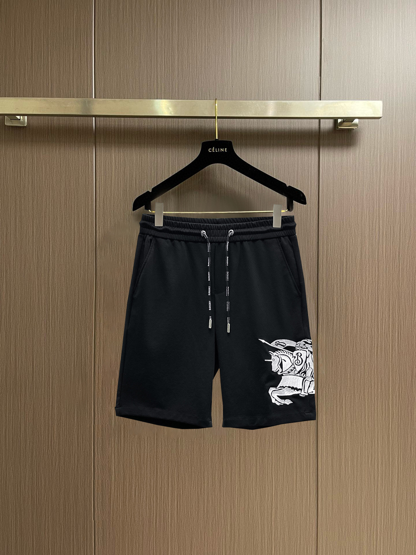 NO:848305,Burberry 2026 summer new original counter casual shorts, luxury classic brand original LOGO accessories, counter best-selling model. Very comfortable to wear, low-key yet luxurious, very classy to wear. Needless to say the trousers style and tailoring. The upper body is exquisite and high-end, first-class and top-quality materials. Really palace-level casual pants. The cotton of Turkey is selected for its outstanding quality. After heavy washing, the pants are very soft!  Don't be picky. The upper body is absolutely stylish and extremely luxurious. Please quote your height and weight when ordering sizes M-3XL.,,burberry,shorts,19860909巴宝莉 2026夏季新款原单专柜休闲短裤,奢华经典品牌原版LOGO配饰 专柜热销款 身穿着非常舒适 低调不失奢华 穿出去非常有档次 裤型款式和裁剪亦无需多言 上身精致跃然高档一等一顶级质料 真正殿堂级的休闲裤 选用土耳其的棉花品质卓然,经过重水洗使得裤子很柔软！不挑人 上身绝对的有型 极度奢华. 尺码M-3XL下单报身高体重.,,burberry,shorts,,Men's clothing