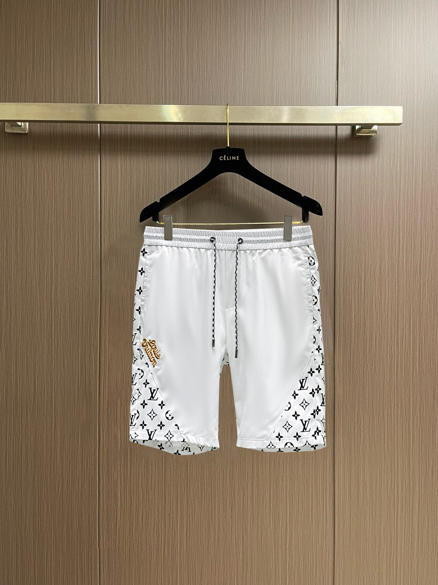 NO:848306,LV 2026 summer new original counter casual shorts, luxury classic brand original LOGO accessories, counter best-selling style, very comfortable to wear, low-key yet luxurious, very classy to wear. Needless to say the trousers style and tailoring, the upper body is exquisite and high-end, first-class and top-quality materials. Really palace-level casual pants. The cotton of Turkey is selected for its outstanding quality. After heavy washing, the pants are very soft!  Don't be picky. The upper body is absolutely stylish and extremely luxurious. Please quote your height and weight when ordering sizes M-3XL.,,louis vuitton,shorts,19860909LV 2026夏季新款原单专柜休闲短裤,奢华经典品牌原版LOGO配饰 专柜热销款 身穿着非常舒适 低调不失奢华 穿出去非常有档次 裤型款式和裁剪亦无需多言 上身精致跃然高档一等一顶级质料 真正殿堂级的休闲裤 选用土耳其的棉花品质卓然,经过重水洗使得裤子很柔软！不挑人 上身绝对的有型 极度奢华. 尺码M-3XL下单报身高体重.,,louis vuitton,shorts,,Men's clothing