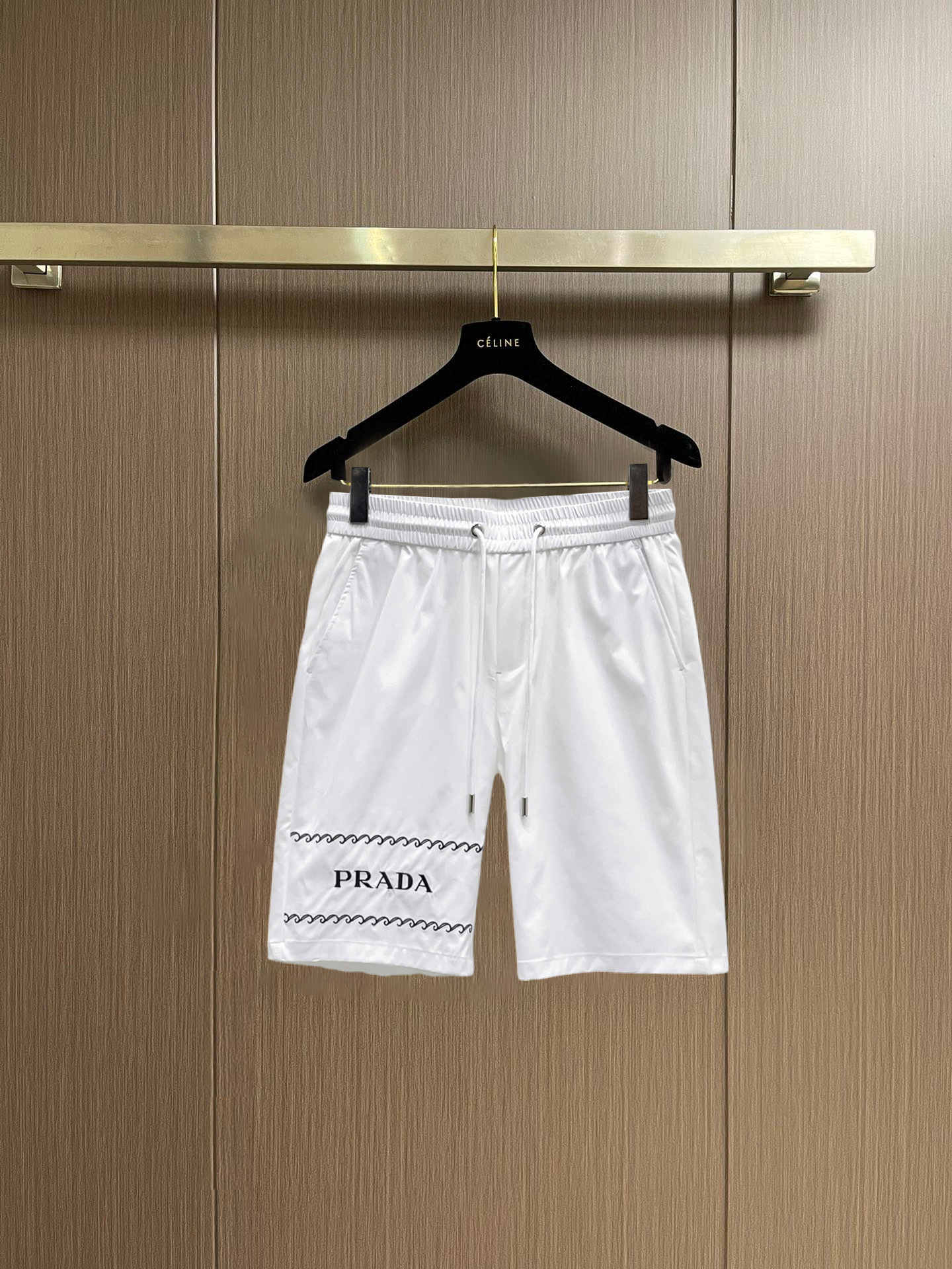NO:848307,Prada 2026 new summer original counter casual shorts, luxury classic brand original LOGO accessories, counter best-selling model. Very comfortable to wear, low-key yet luxurious, very classy to wear. Needless to say the trousers style and cut. The upper body is exquisite and high-end, first-class and top-quality materials. Really palace-level casual pants. The cotton of Turkey is selected for its outstanding quality. After heavy washing, the pants are very soft!  Don't be picky. The upper body is absolutely stylish and extremely luxurious. Please quote your height and weight when ordering sizes M-3XL.,,prada,shorts,19860909普拉达 2026夏季新款原单专柜休闲短裤,奢华经典品牌原版LOGO配饰 专柜热销款 身穿着非常舒适 低调不失奢华 穿出去非常有档次 裤型款式和裁剪亦无需多言 上身精致跃然高档一等一顶级质料 真正殿堂级的休闲裤 选用土耳其的棉花品质卓然,经过重水洗使得裤子很柔软！不挑人 上身绝对的有型 极度奢华. 尺码M-3XL下单报身高体重.,,prada,shorts,,Men's clothing