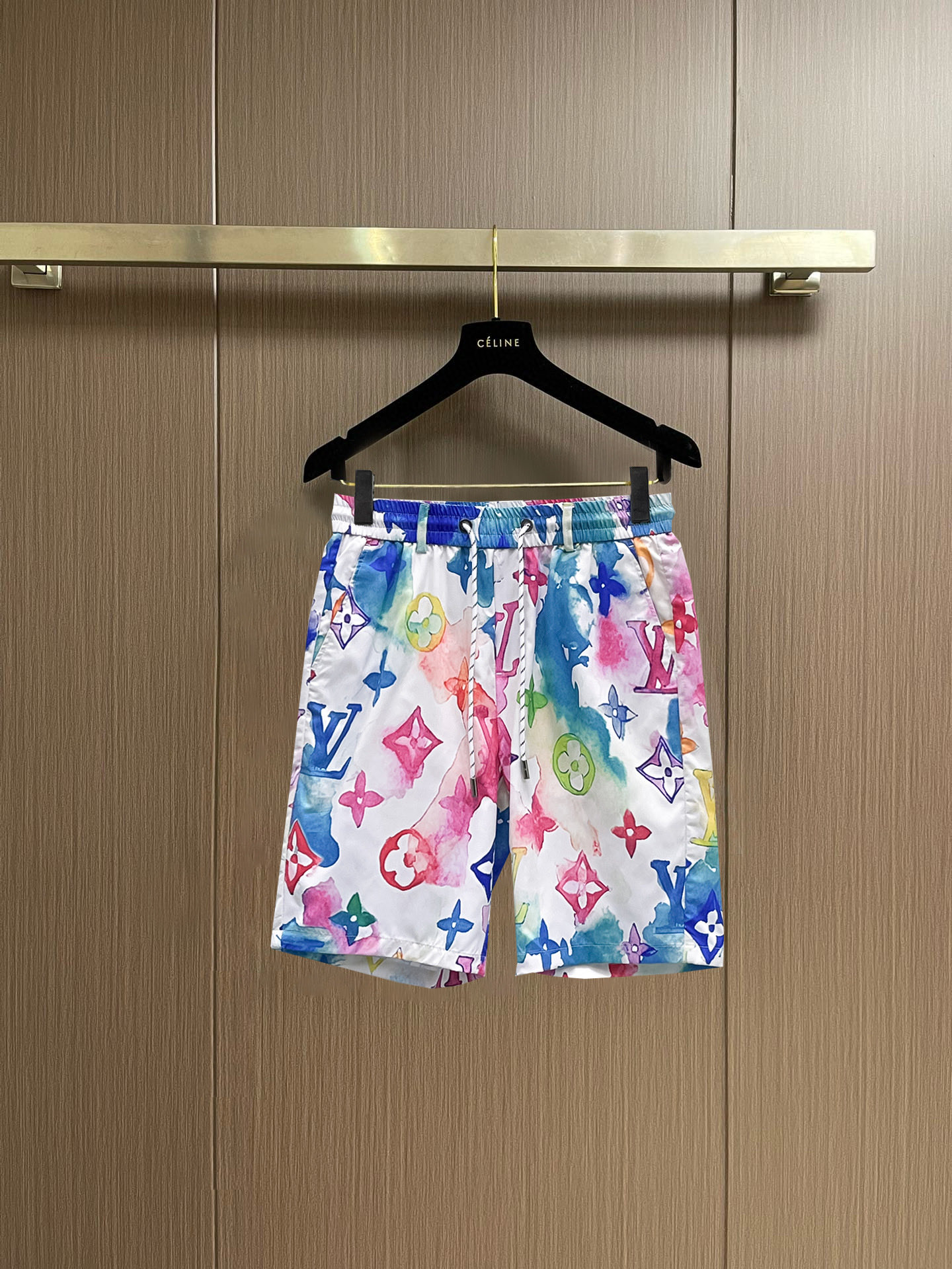 NO:848310,LV 2026 summer new original counter casual shorts, luxury classic brand original LOGO accessories, counter best-selling style, very comfortable to wear, low-key yet luxurious, very classy to wear. Needless to say the trousers style and tailoring, the upper body is exquisite and high-end, first-class and top-quality materials. Really palace-level casual pants. The cotton of Turkey is selected for its outstanding quality. After heavy washing, the pants are very soft!  Don't be picky. The upper body is absolutely stylish and extremely luxurious. Please quote your height and weight when ordering sizes M-3XL.,,louis vuitton,shorts,19860909LV 2026夏季新款原单专柜休闲短裤,奢华经典品牌原版LOGO配饰 专柜热销款 身穿着非常舒适 低调不失奢华 穿出去非常有档次 裤型款式和裁剪亦无需多言 上身精致跃然高档一等一顶级质料 真正殿堂级的休闲裤 选用土耳其的棉花品质卓然,经过重水洗使得裤子很柔软！不挑人 上身绝对的有型 极度奢华. 尺码M-3XL下单报身高体重.,,louis vuitton,shorts,,Men's clothing