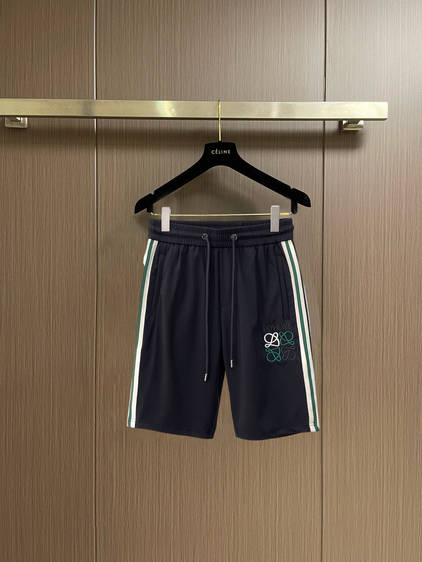NO:848313,Loewe's 2026 summer new original counter casual shorts, luxury classic brand original LOGO accessories, counter best-selling model. Very comfortable to wear, low-key yet luxurious, very classy to wear. Needless to say the trousers style and tailoring. The upper body is exquisite and high-end, first-class and top-quality materials. Really palace-level casual pants. The cotton of Turkey is selected for its outstanding quality. After heavy washing, the pants are very soft!  Don't be picky, the upper body is absolutely stylish and extremely luxurious. Please quote your height and weight when ordering sizes M-3XL.,,loewe,shorts,19860909罗意威 2026夏季新款原单专柜休闲短裤,奢华经典品牌原版LOGO配饰 专柜热销款 身穿着非常舒适 低调不失奢华 穿出去非常有档次 裤型款式和裁剪亦无需多言 上身精致跃然高档一等一顶级质料 真正殿堂级的休闲裤 选用土耳其的棉花品质卓然,经过重水洗使得裤子很柔软！不挑人 上身绝对的有型 极度奢华. 尺码M-3XL下单报身高体重.,,loewe,shorts,,Men's clothing