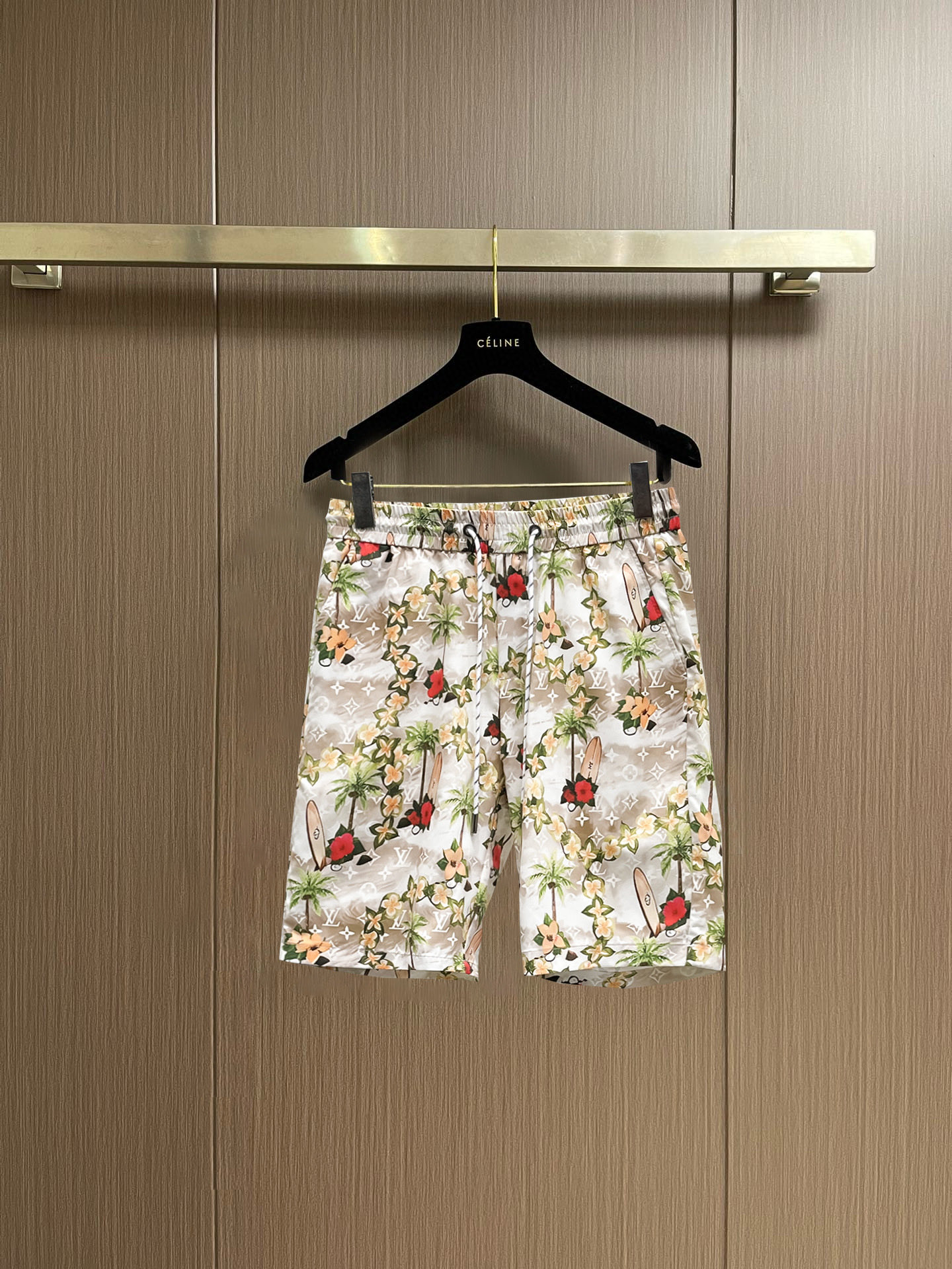 NO:848316,LV 2026 summer new original counter casual shorts, luxury classic brand original LOGO accessories, counter best-selling style, very comfortable to wear, low-key yet luxurious, very classy to wear. Needless to say the trousers style and tailoring, the upper body is exquisite and high-end, first-class and top-quality materials. Really palace-level casual pants. The cotton of Turkey is selected for its outstanding quality. After heavy washing, the pants are very soft!  Don't be picky. The upper body is absolutely stylish and extremely luxurious. Please quote your height and weight when ordering sizes M-3XL.,,louis vuitton,shorts,19860909LV 2026夏季新款原单专柜休闲短裤,奢华经典品牌原版LOGO配饰 专柜热销款 身穿着非常舒适 低调不失奢华 穿出去非常有档次 裤型款式和裁剪亦无需多言 上身精致跃然高档一等一顶级质料 真正殿堂级的休闲裤 选用土耳其的棉花品质卓然,经过重水洗使得裤子很柔软！不挑人 上身绝对的有型 极度奢华. 尺码M-3XL下单报身高体重.,,louis vuitton,shorts,,Men's clothing