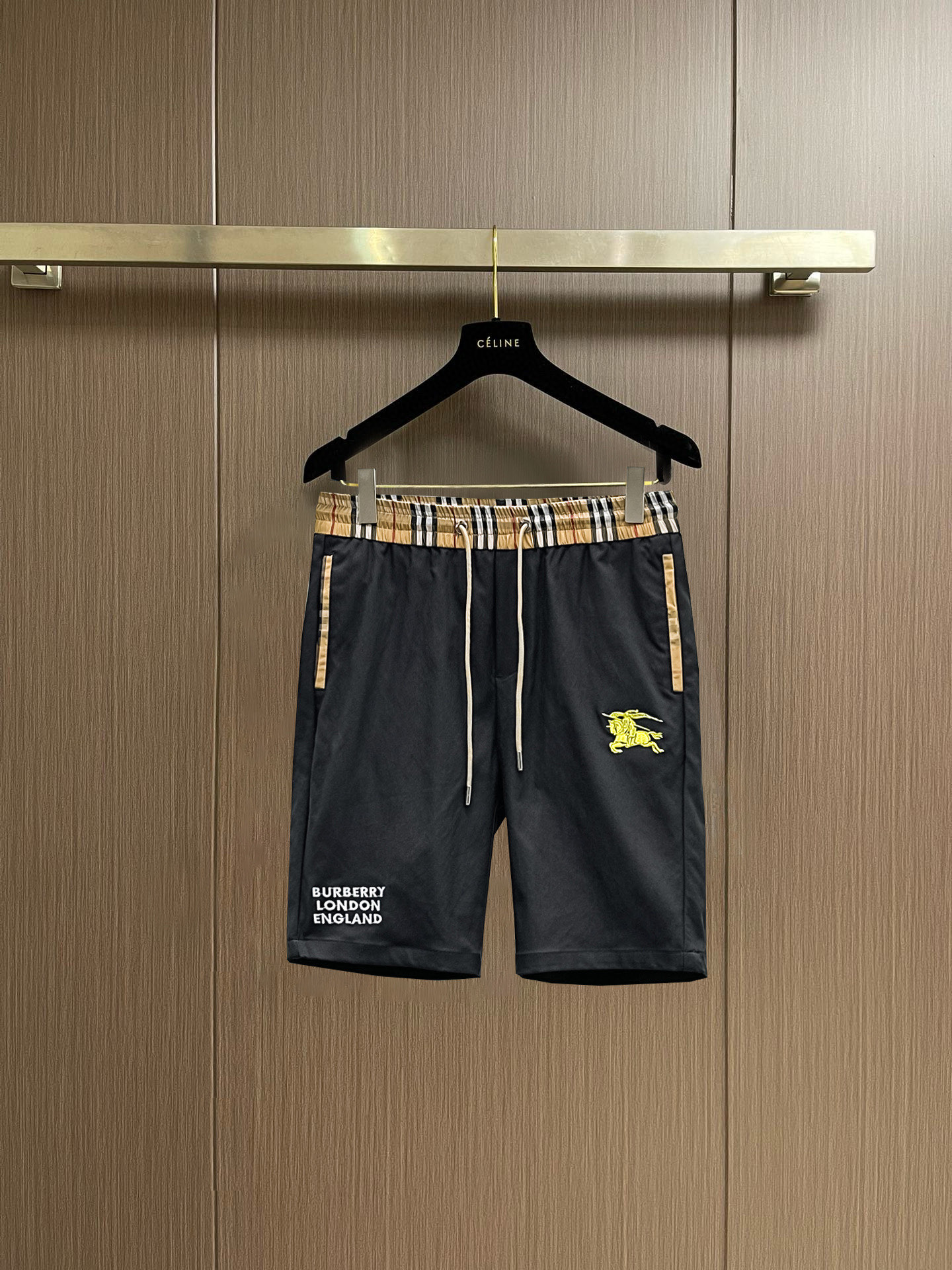 NO:848319,Burberry 2026 summer new original counter casual shorts, luxury classic brand original LOGO accessories, counter best-selling model. Very comfortable to wear, low-key yet luxurious, very classy to wear. Needless to say the trousers style and tailoring. The upper body is exquisite and high-end, first-class and top-quality materials. Really palace-level casual pants. The cotton of Turkey is selected for its outstanding quality. After heavy washing, the pants are very soft!  Don't be picky. The upper body is absolutely stylish and extremely luxurious. Please quote your height and weight when ordering sizes M-3XL.,,burberry,shorts,19860909巴宝莉 2026夏季新款原单专柜休闲短裤,奢华经典品牌原版LOGO配饰 专柜热销款 身穿着非常舒适 低调不失奢华 穿出去非常有档次 裤型款式和裁剪亦无需多言 上身精致跃然高档一等一顶级质料 真正殿堂级的休闲裤 选用土耳其的棉花品质卓然,经过重水洗使得裤子很柔软！不挑人 上身绝对的有型 极度奢华. 尺码M-3XL下单报身高体重.,,burberry,shorts,,Men's clothing