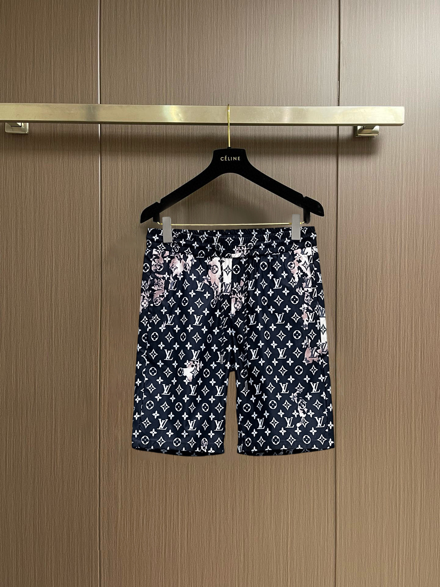 NO:848322,LV 2026 summer new original counter casual shorts, luxury classic brand original LOGO accessories, counter best-selling style, very comfortable to wear, low-key yet luxurious, very classy to wear. Needless to say the trousers style and tailoring, the upper body is exquisite and high-end, first-class and top-quality materials. Really palace-level casual pants. The cotton of Turkey is selected for its outstanding quality. After heavy washing, the pants are very soft!  Don't be picky. The upper body is absolutely stylish and extremely luxurious. Please quote your height and weight when ordering sizes M-3XL.,,louis vuitton,shorts,19860909LV 2026夏季新款原单专柜休闲短裤,奢华经典品牌原版LOGO配饰 专柜热销款 身穿着非常舒适 低调不失奢华 穿出去非常有档次 裤型款式和裁剪亦无需多言 上身精致跃然高档一等一顶级质料 真正殿堂级的休闲裤 选用土耳其的棉花品质卓然,经过重水洗使得裤子很柔软！不挑人 上身绝对的有型 极度奢华. 尺码M-3XL下单报身高体重.,,louis vuitton,shorts,,Men's clothing
