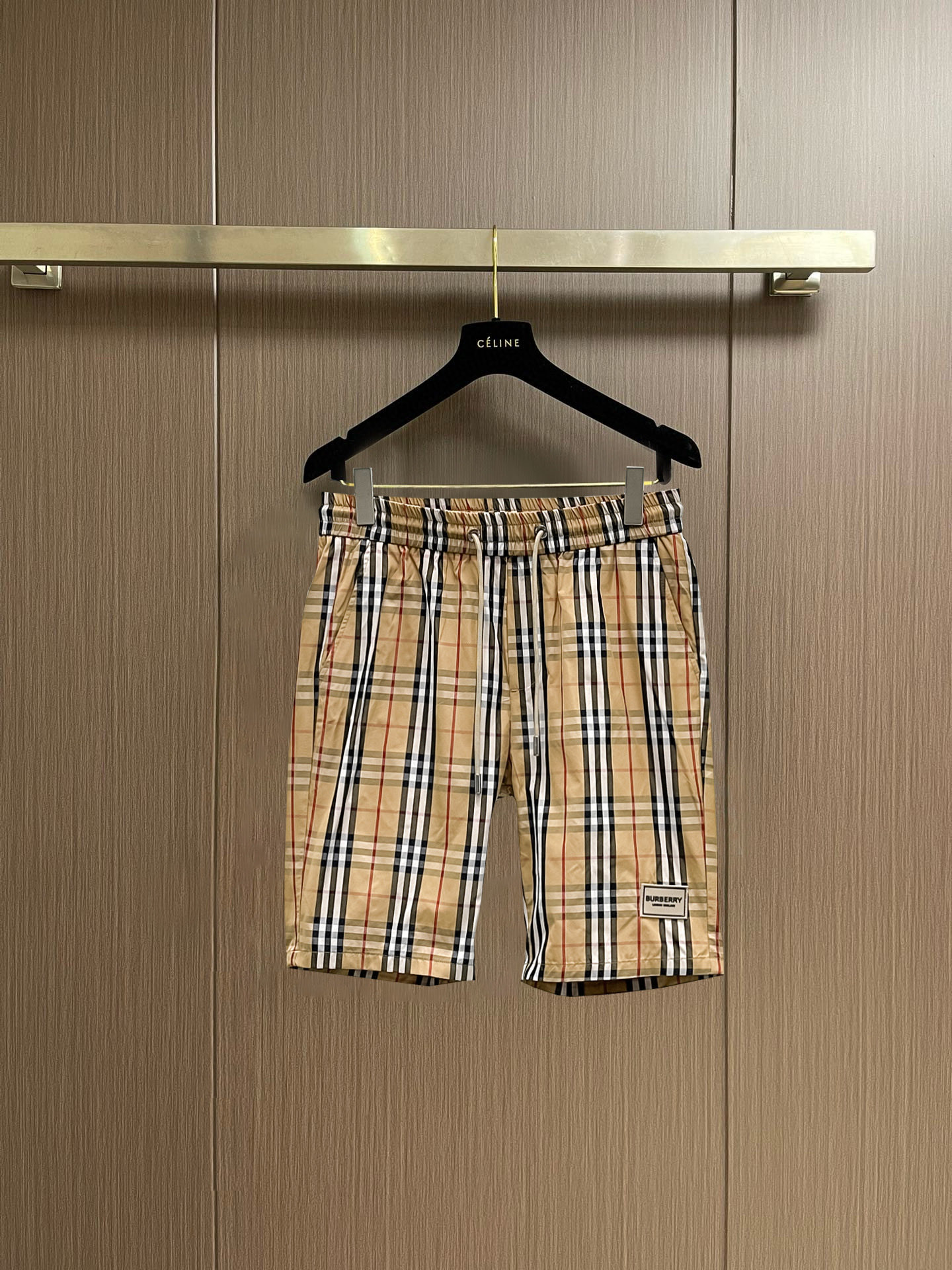 NO:848325,Burberry 2026 summer new original counter casual shorts, luxury classic brand original LOGO accessories, counter best-selling model. Very comfortable to wear, low-key yet luxurious, very classy to wear. Needless to say the trousers style and tailoring. The upper body is exquisite and high-end, first-class and top-quality materials. Really palace-level casual pants. The cotton of Turkey is selected for its outstanding quality. After heavy washing, the pants are very soft!  Don't be picky. The upper body is absolutely stylish and extremely luxurious. Please quote your height and weight when ordering sizes M-3XL.,,burberry,shorts,19860909巴宝莉 2026夏季新款原单专柜休闲短裤,奢华经典品牌原版LOGO配饰 专柜热销款 身穿着非常舒适 低调不失奢华 穿出去非常有档次 裤型款式和裁剪亦无需多言 上身精致跃然高档一等一顶级质料 真正殿堂级的休闲裤 选用土耳其的棉花品质卓然,经过重水洗使得裤子很柔软！不挑人 上身绝对的有型 极度奢华. 尺码M-3XL下单报身高体重.,,burberry,shorts,,Men's clothing