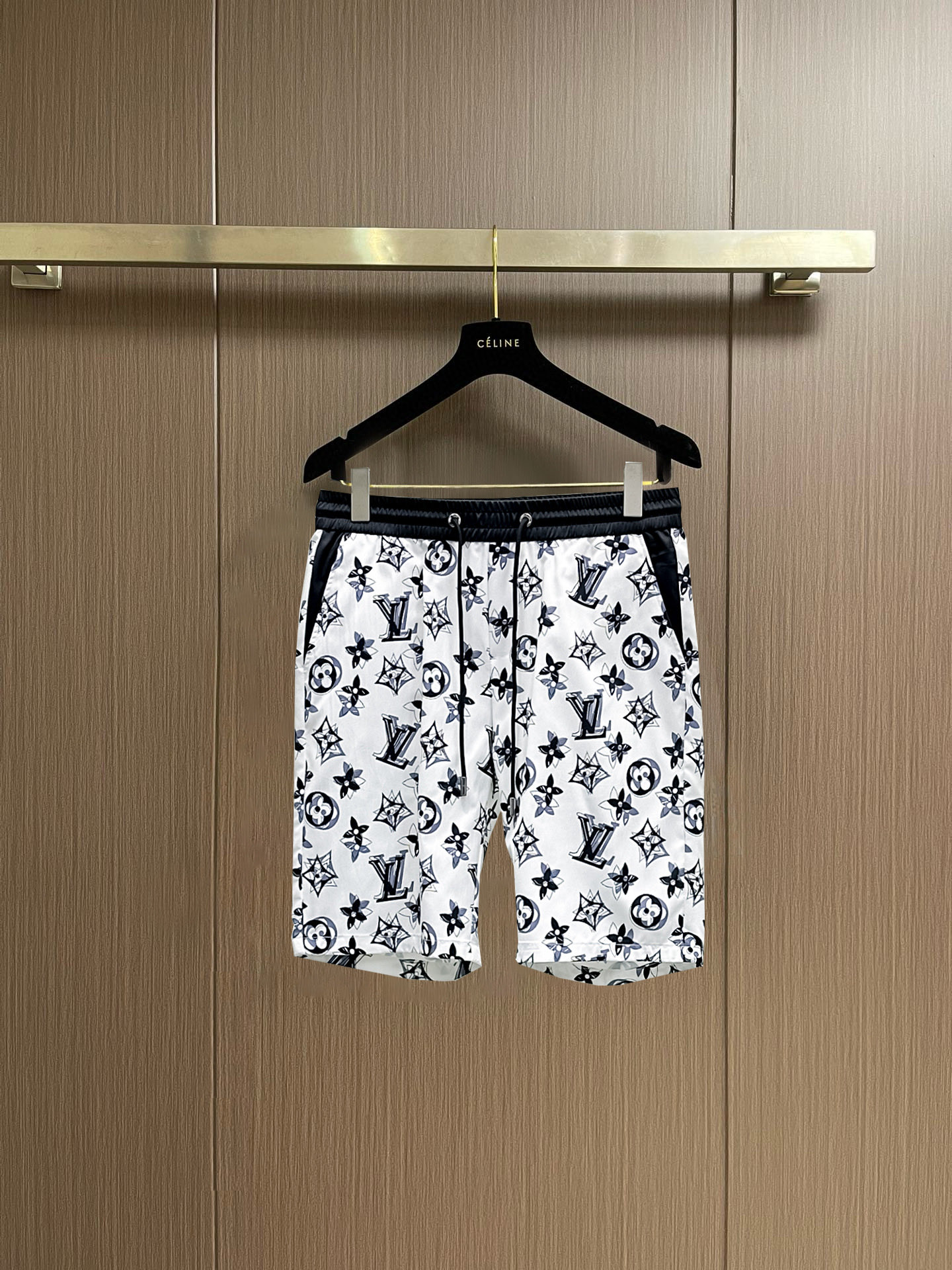 NO:844197,LV 2026 summer new original counter casual shorts, luxury classic brand original LOGO accessories, counter best-selling style, very comfortable to wear, low-key yet luxurious, very classy to wear. Needless to say the trousers style and tailoring, the upper body is exquisite and high-end, first-class and top-quality materials. Really palace-level casual pants. The cotton of Turkey is selected for its outstanding quality. After heavy washing, the pants are very soft!  Don't be picky. The upper body is absolutely stylish and extremely luxurious. Please quote your height and weight when ordering sizes M-3XL.,,louis vuitton,shorts,19860909LV 2026夏季新款原单专柜休闲短裤,奢华经典品牌原版LOGO配饰 专柜热销款 身穿着非常舒适 低调不失奢华 穿出去非常有档次 裤型款式和裁剪亦无需多言 上身精致跃然高档一等一顶级质料 真正殿堂级的休闲裤 选用土耳其的棉花品质卓然,经过重水洗使得裤子很柔软！不挑人 上身绝对的有型 极度奢华. 尺码M-3XL下单报身高体重.,,louis vuitton,shorts,,Men's clothing