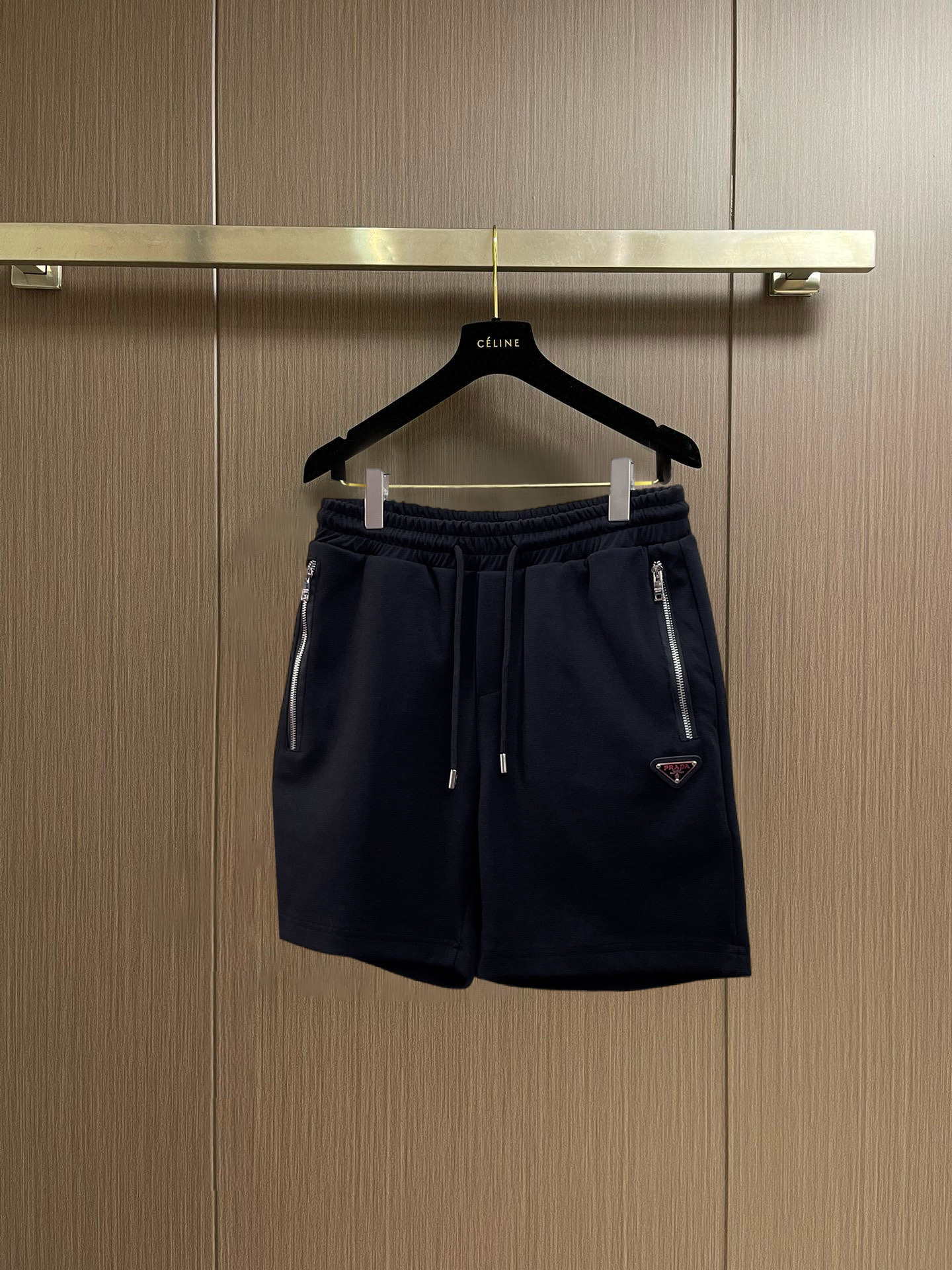 NO:844202,Prada 2026 new summer original counter casual shorts, luxury classic brand original LOGO accessories, counter best-selling model. Very comfortable to wear, low-key yet luxurious, very classy to wear. Needless to say the trousers style and cut. The upper body is exquisite and high-end, first-class and top-quality materials. Really palace-level casual pants. The cotton of Turkey is selected for its outstanding quality. After heavy washing, the pants are very soft!  Don't be picky. The upper body is absolutely stylish and extremely luxurious. Please quote your height and weight when ordering sizes M-3XL.,,prada,shorts,19860909普拉达 2026夏季新款原单专柜休闲短裤,奢华经典品牌原版LOGO配饰 专柜热销款 身穿着非常舒适 低调不失奢华 穿出去非常有档次 裤型款式和裁剪亦无需多言 上身精致跃然高档一等一顶级质料 真正殿堂级的休闲裤 选用土耳其的棉花品质卓然,经过重水洗使得裤子很柔软！不挑人 上身绝对的有型 极度奢华. 尺码M-3XL下单报身高体重.,,prada,shorts,,Men's clothing